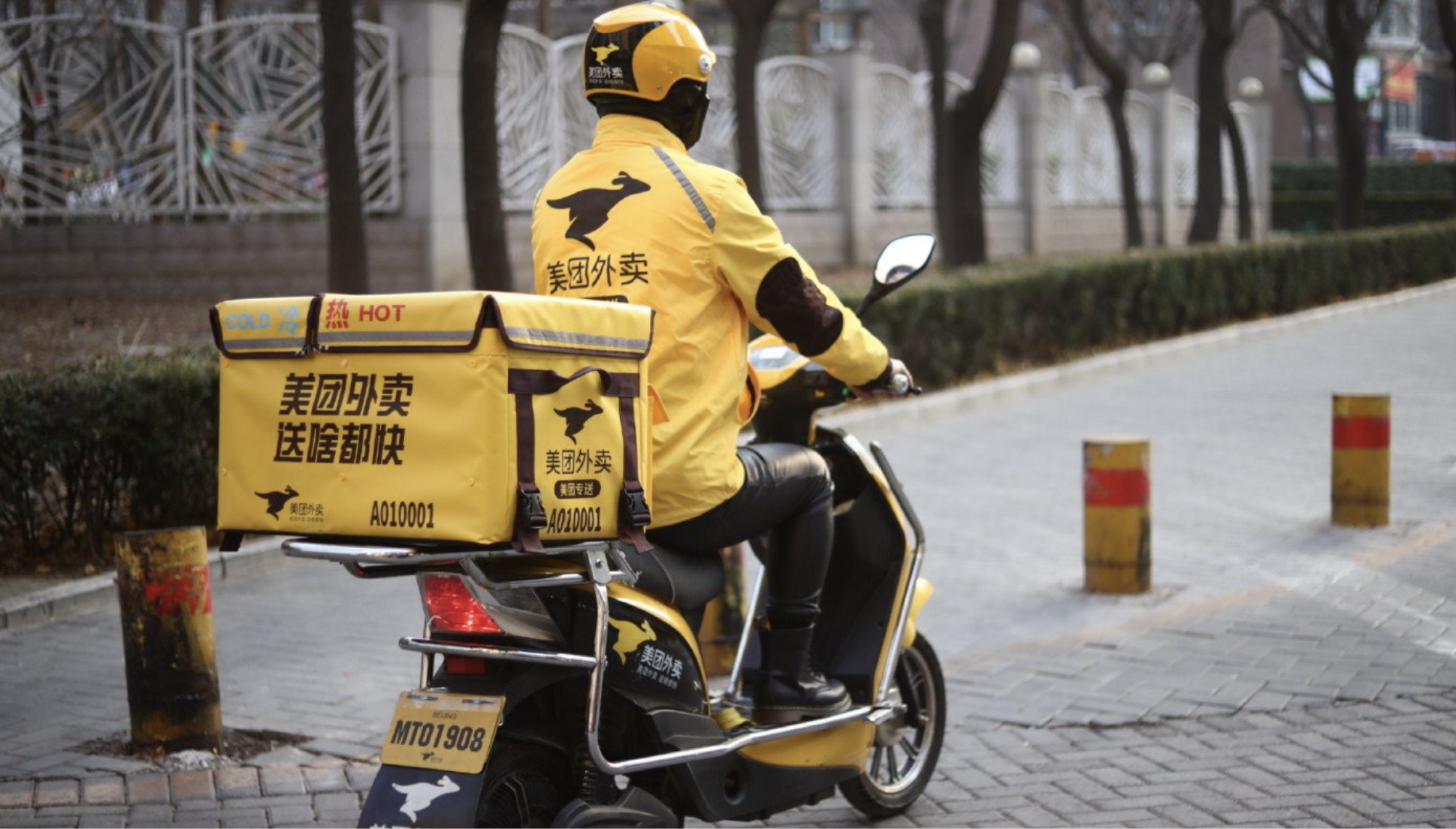 Shipper đang giao đồ ăn thì nhìn thấy chiếc gối lạ bên đường, anh lập tức báo cảnh sát và cứu đc 1 người- Ảnh 2.