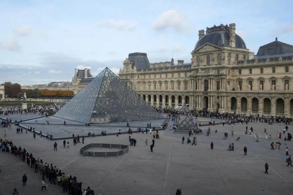 Sau vụ trộm trang sức, bảo tàng đông khách nhất thế giới lại bị dột nước - 2