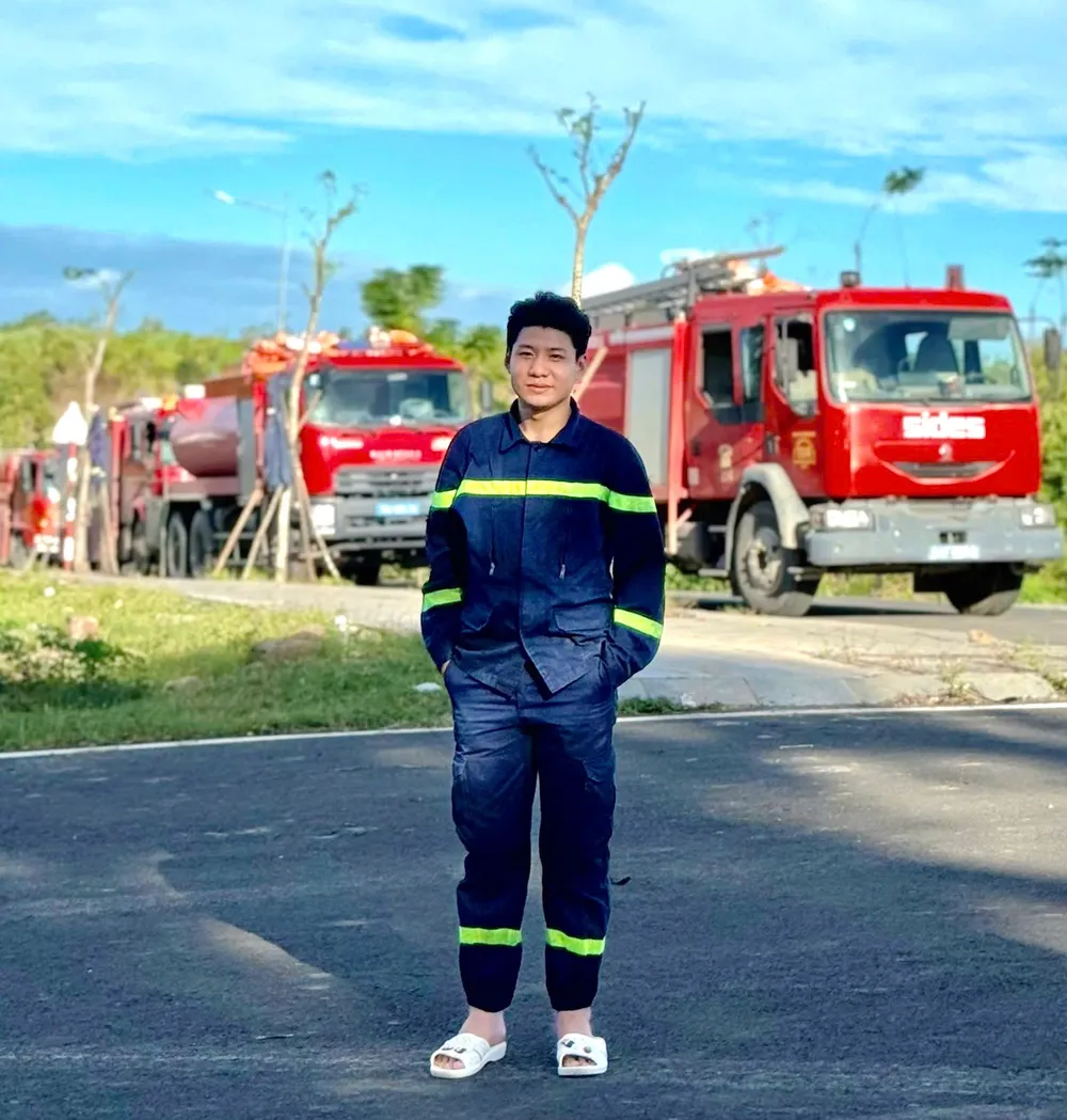 Chiến sĩ Nguyễn Mai Thi (21 tuổi, ngụ TP.HCM), thuộc Đội Cảnh sát PCCC và CNCH khu vực 19 (PC07), Công an TP.HCM. Hành động quả cảm giữa tâm điểm vùng thiên tai. z7306169275440_a8eb5c921b98df1af5096cfe03dbac2e.jpg