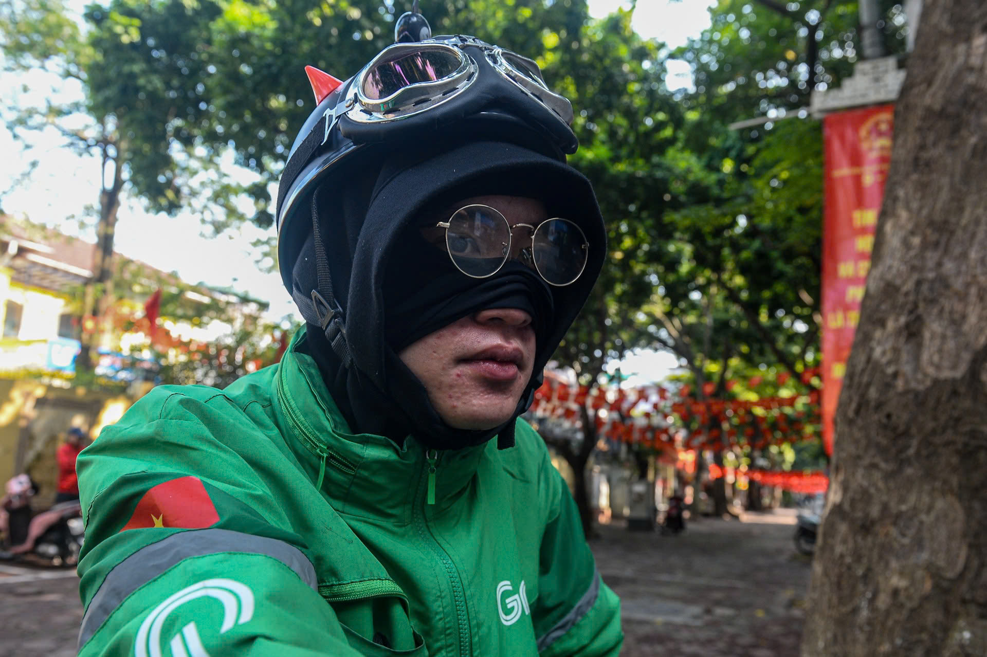 Những người mưu sinh 'bán mặt' trong bụi bặm đường phố Hà Nội 2 ô nhiễm không khí - Ảnh 4.