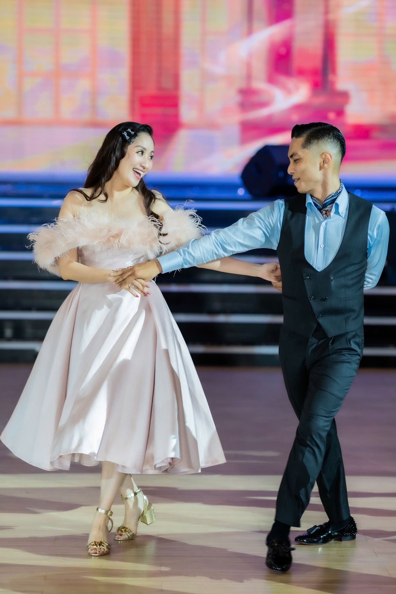 Nữ nghệ sĩ là viện trưởng, cưới học trò kém 11 tuổi, sở hữu nhà 6 tầng trăm tỷ ở đường Hoàng Hoa Thám- Ảnh 2. Nữ nghệ sĩ là viện trưởng, cưới học trò kém 11 tuổi, sở hữu nhà 6 tầng trăm tỷ ở đường Hoàng Hoa Thám- Ảnh 2.