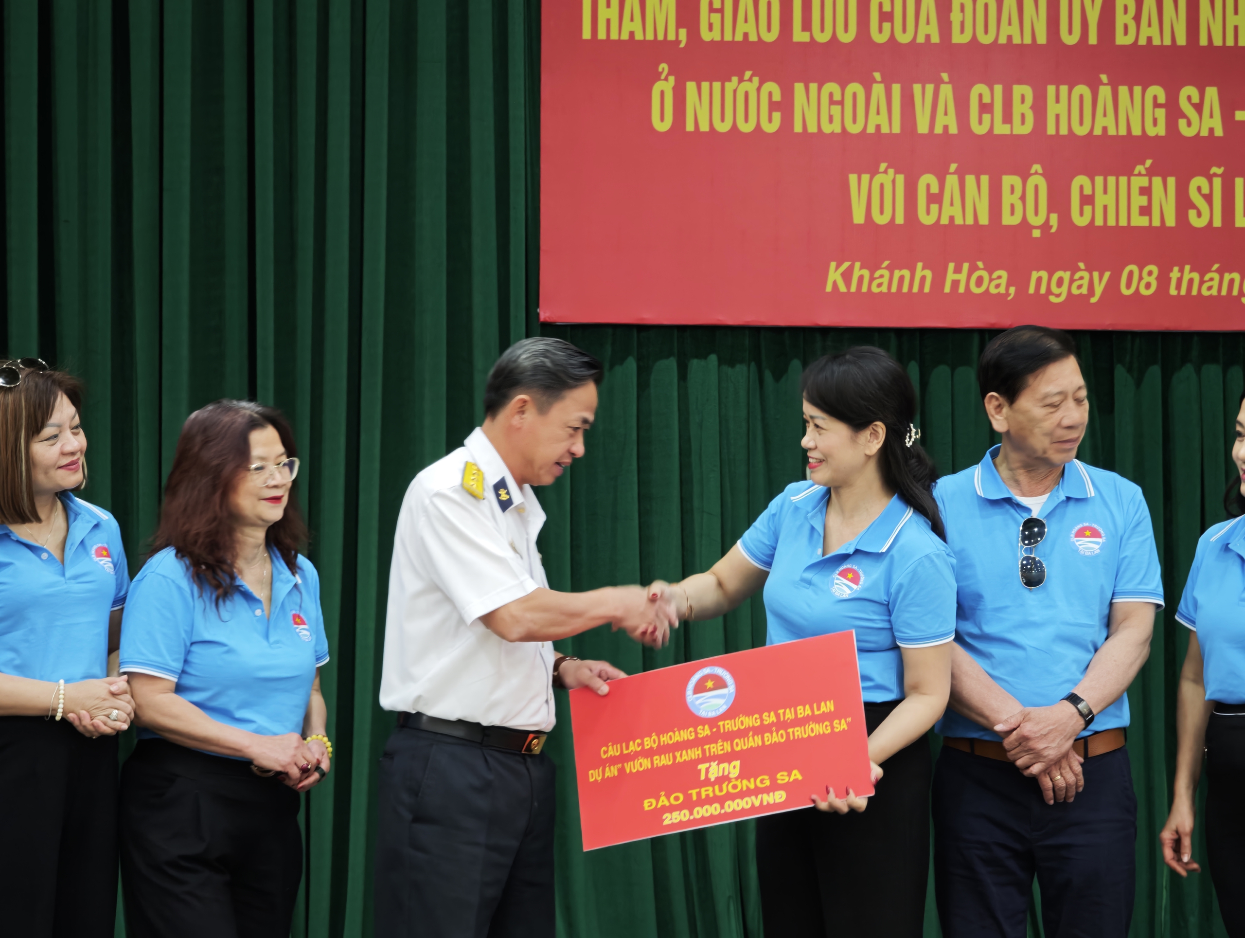 Kiều bào Ba Lan trao tặng Vườn rau xanh cho Trường Sa Lớn - Ảnh 7.