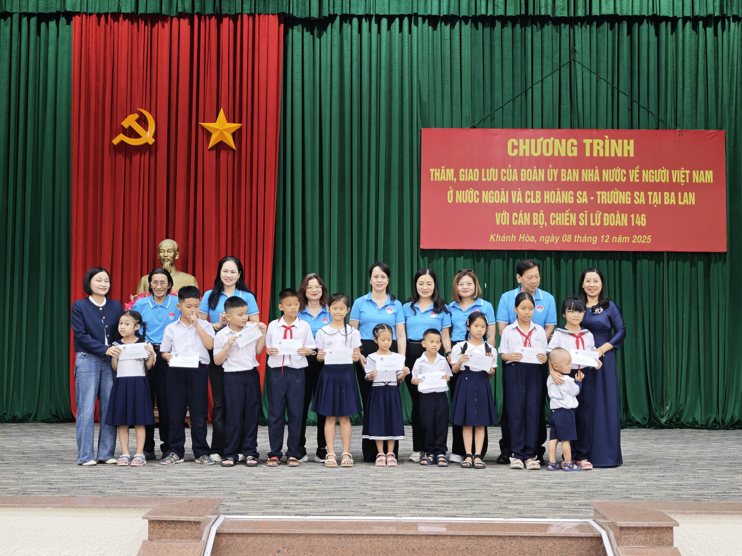 Kiều bào Ba Lan trao tặng Vườn rau xanh cho Trường Sa Lớn - Ảnh 8.