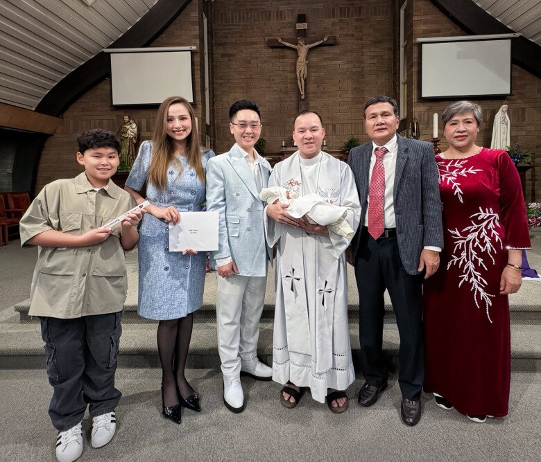 Bố mẹ và con trai đầu lòng của Diễm Hương có mặt tại lễ rửa tội.