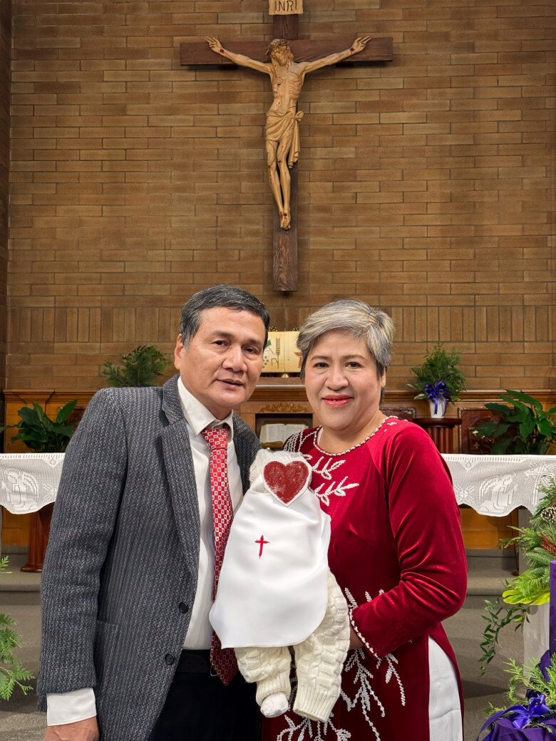 Bố mẹ ruột Diễm Hương từ Việt Nam sang Canada để phụ chăm cháu ngoại.