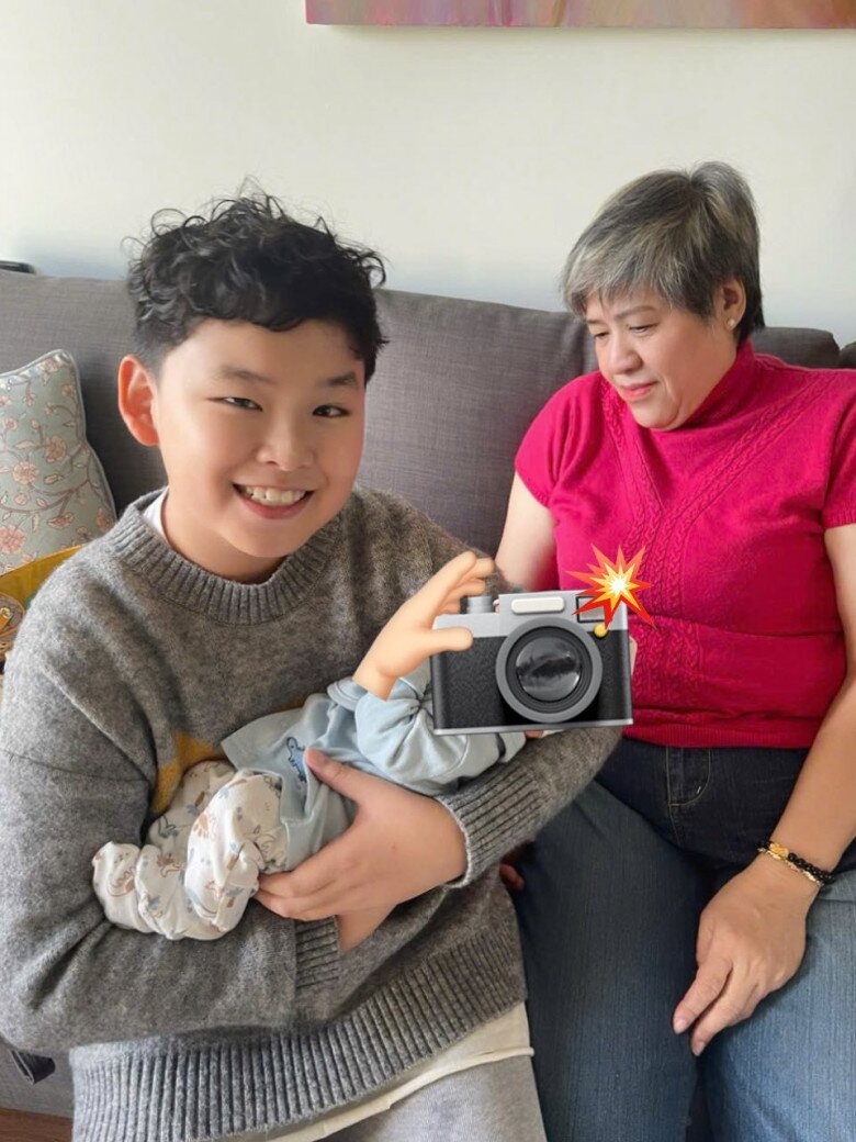 Con trai Diễm Hương cười rạng rỡ khi lần đầu bế em.