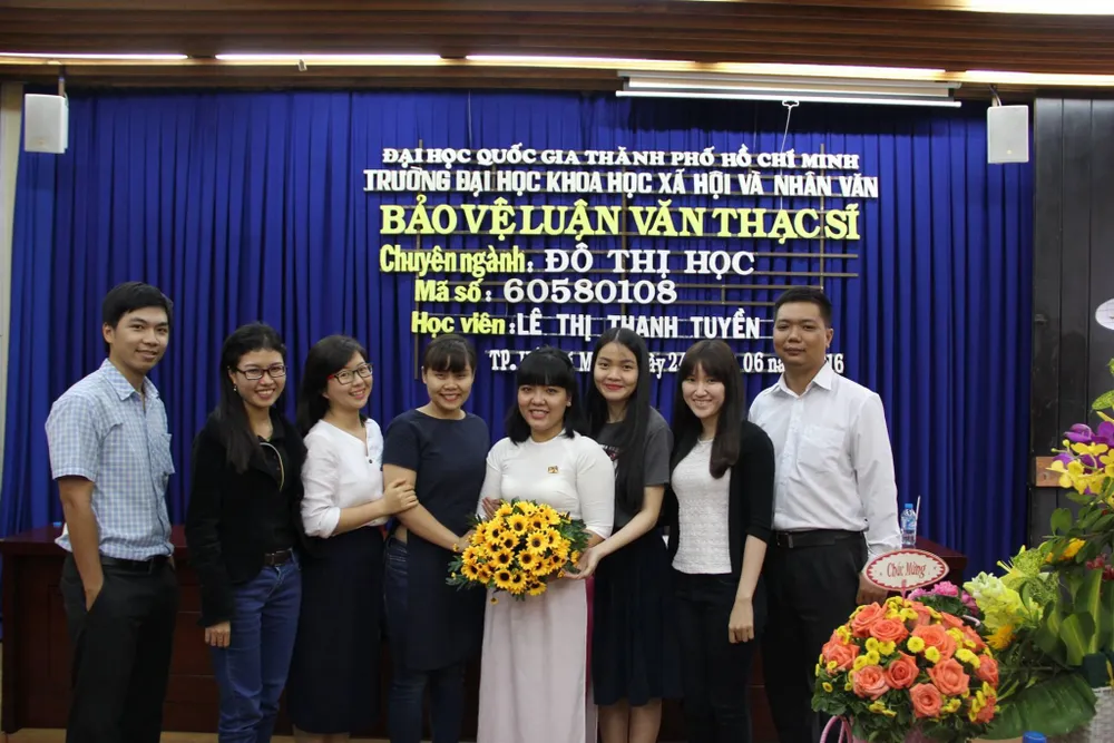 Tác giả (mặc áo dài) trong buổi bảo vệ luận văn thạc sĩ của mình. Ảnh: NVCC