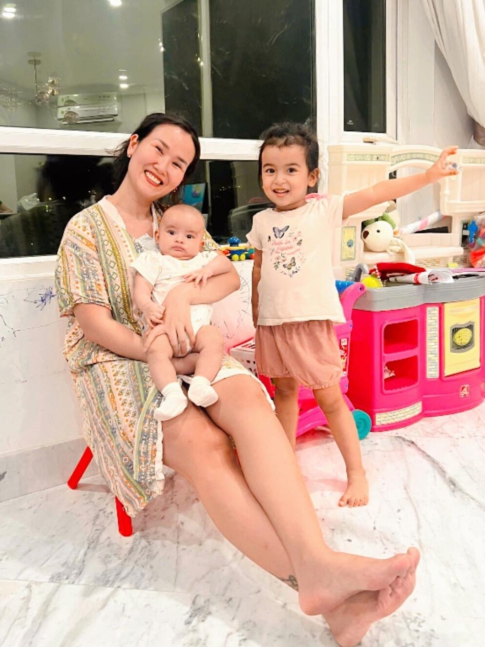 Võ Hạ Trâm thường chia sẻ hình ảnh của 2 con trên mạng xã hội.