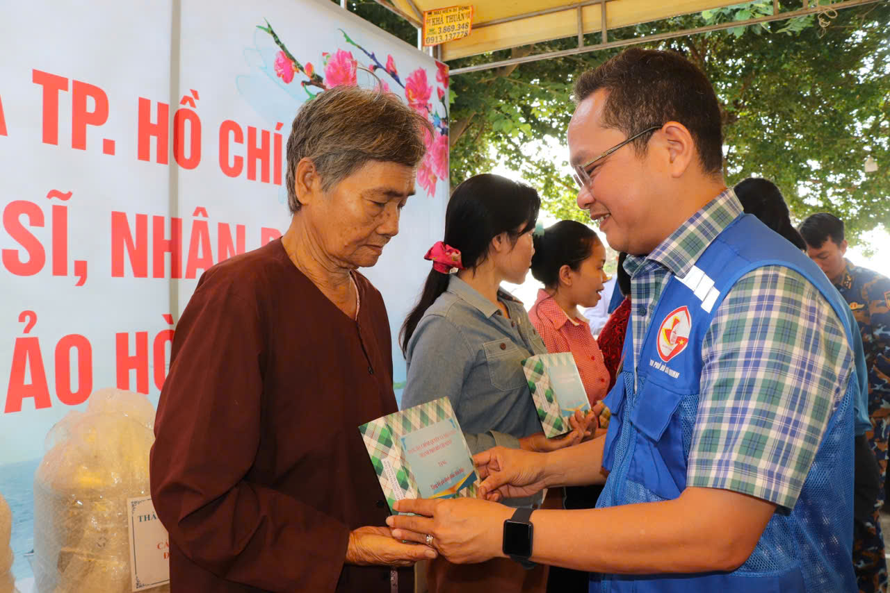 NGHĨA TÌNH TP HCM, VÌ BIỂN ĐẢO THÂN YÊU (*): Tiếp sức từ hậu phương vững chắc- Ảnh 2. NGHĨA TÌNH TP HCM, VÌ BIỂN ĐẢO THÂN YÊU (*): Tiếp sức từ hậu phương vững chắc- Ảnh 2.