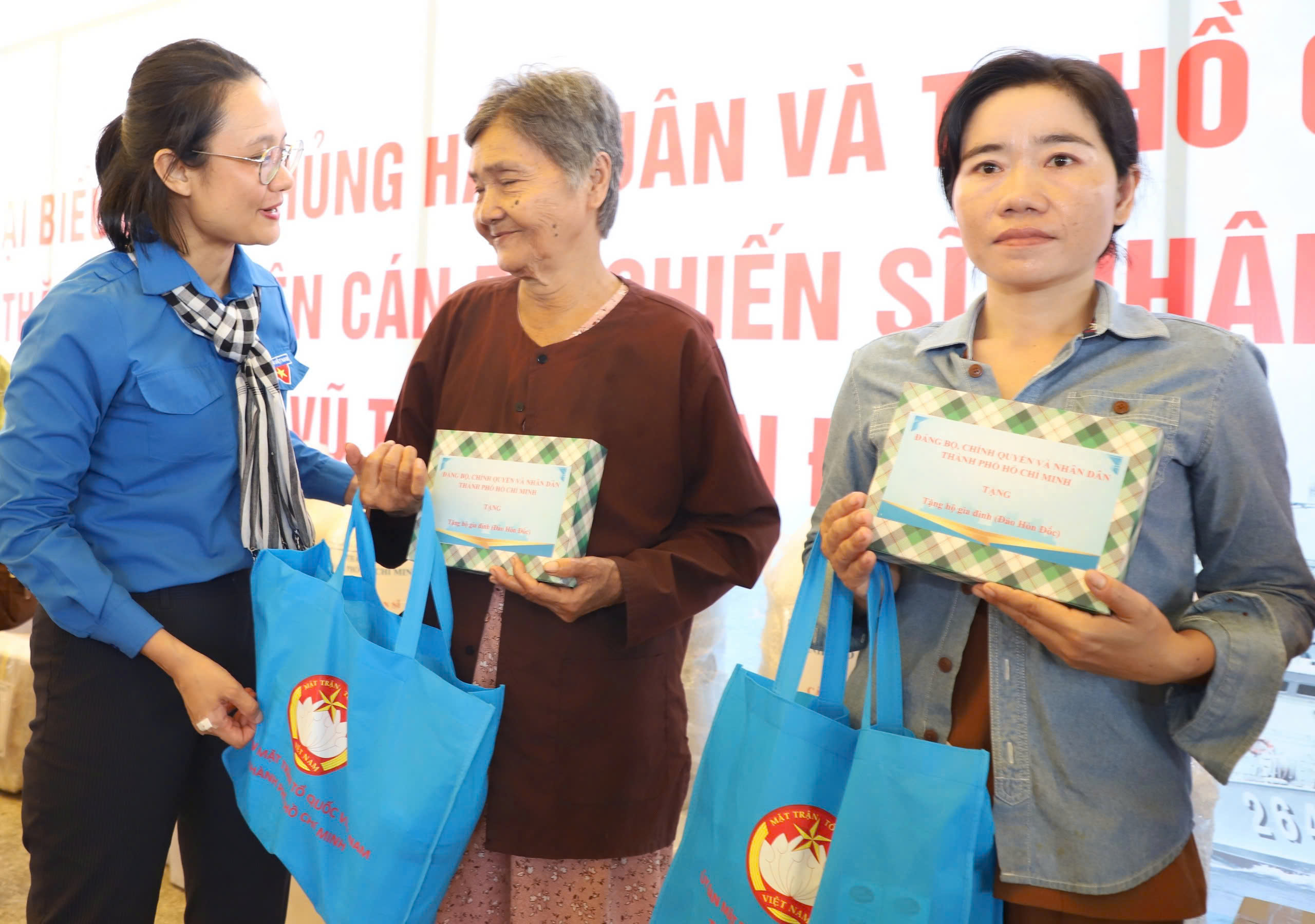 NGHĨA TÌNH TP HCM, VÌ BIỂN ĐẢO THÂN YÊU (*): Tiếp sức từ hậu phương vững chắc- Ảnh 3. NGHĨA TÌNH TP HCM, VÌ BIỂN ĐẢO THÂN YÊU (*): Tiếp sức từ hậu phương vững chắc- Ảnh 3.