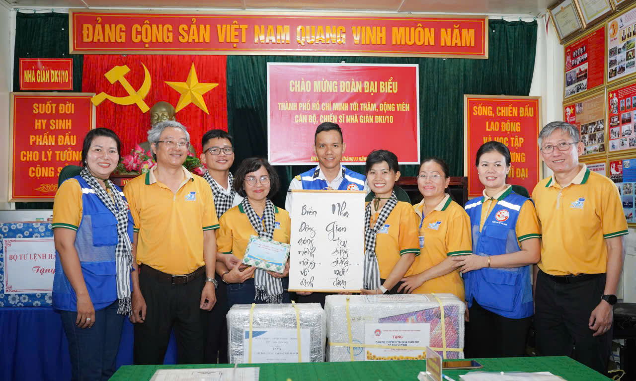 NGHĨA TÌNH TP HCM, VÌ BIỂN ĐẢO THÂN YÊU (*): Tiếp sức từ hậu phương vững chắc- Ảnh 4. NGHĨA TÌNH TP HCM, VÌ BIỂN ĐẢO THÂN YÊU (*): Tiếp sức từ hậu phương vững chắc- Ảnh 4.