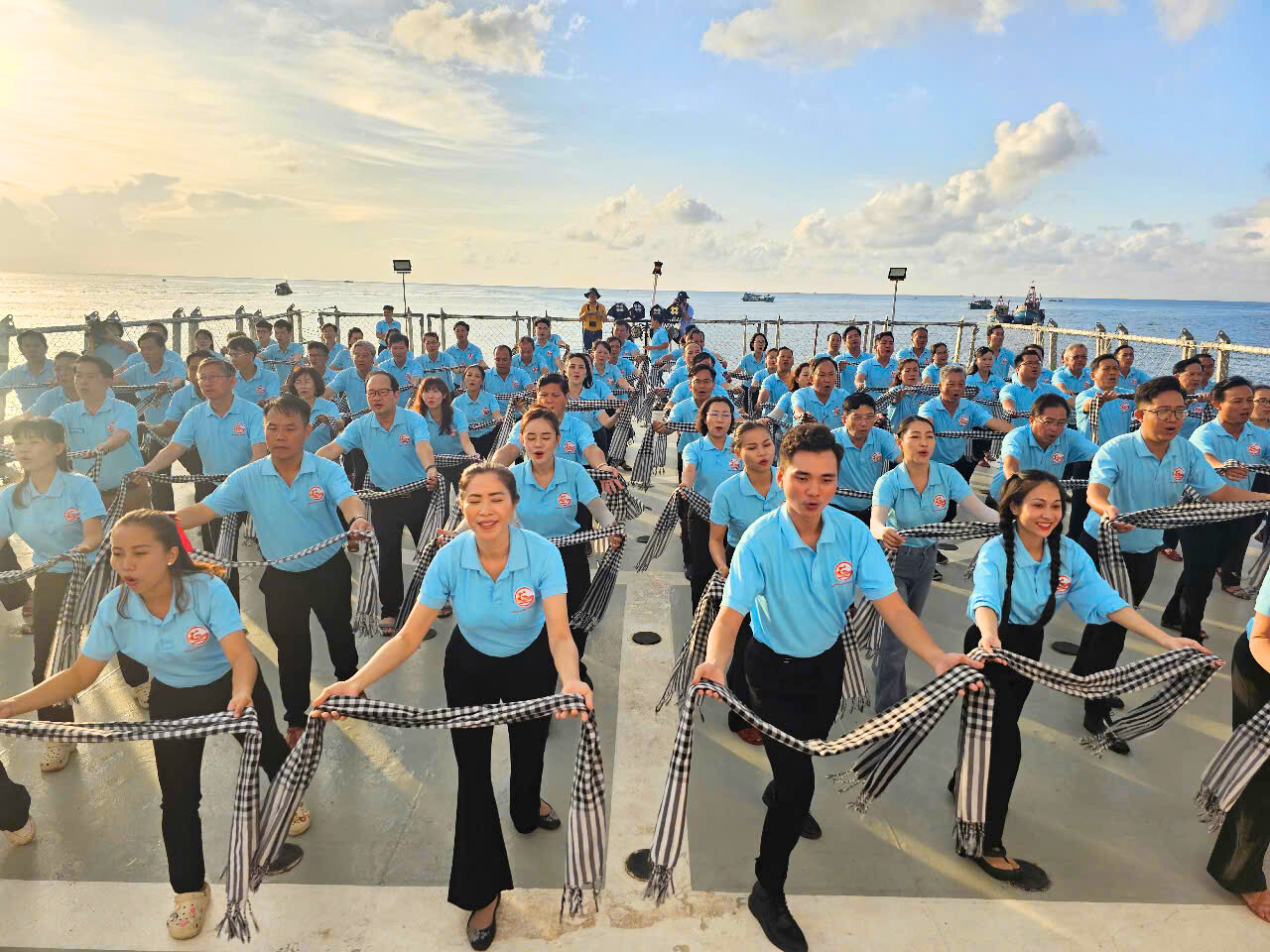 NGHĨA TÌNH TP HCM, VÌ BIỂN ĐẢO THÂN YÊU (*): Tiếp sức từ hậu phương vững chắc- Ảnh 7. NGHĨA TÌNH TP HCM, VÌ BIỂN ĐẢO THÂN YÊU (*): Tiếp sức từ hậu phương vững chắc- Ảnh 7.