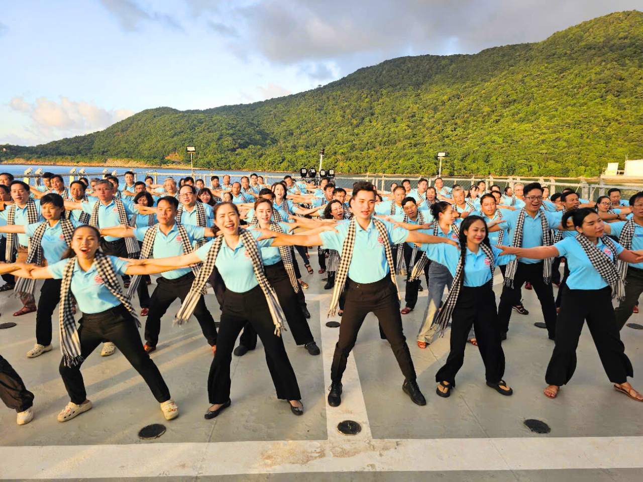 NGHĨA TÌNH TP HCM, VÌ BIỂN ĐẢO THÂN YÊU (*): Tiếp sức từ hậu phương vững chắc- Ảnh 8. NGHĨA TÌNH TP HCM, VÌ BIỂN ĐẢO THÂN YÊU (*): Tiếp sức từ hậu phương vững chắc- Ảnh 8.