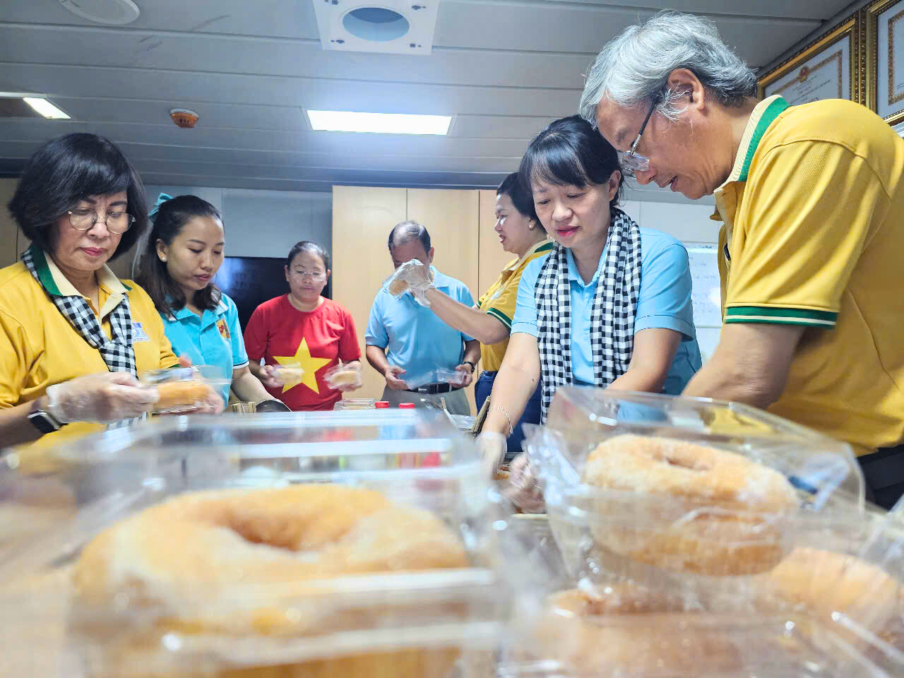 NGHĨA TÌNH TP HCM, VÌ BIỂN ĐẢO THÂN YÊU (*): Tiếp sức từ hậu phương vững chắc- Ảnh 9. NGHĨA TÌNH TP HCM, VÌ BIỂN ĐẢO THÂN YÊU (*): Tiếp sức từ hậu phương vững chắc- Ảnh 9.