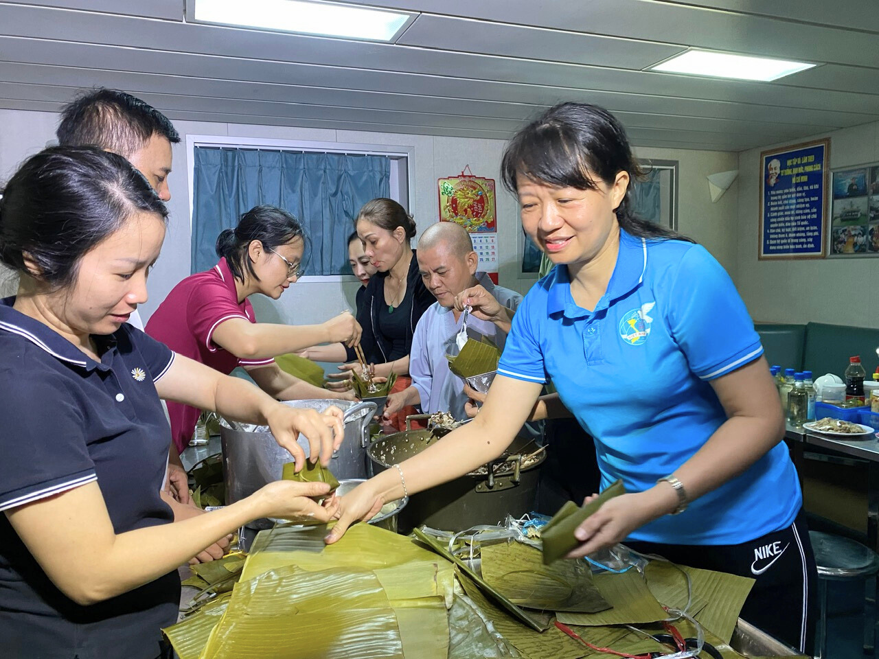 NGHĨA TÌNH TP HCM, VÌ BIỂN ĐẢO THÂN YÊU (*): Tiếp sức từ hậu phương vững chắc- Ảnh 10. NGHĨA TÌNH TP HCM, VÌ BIỂN ĐẢO THÂN YÊU (*): Tiếp sức từ hậu phương vững chắc- Ảnh 10.