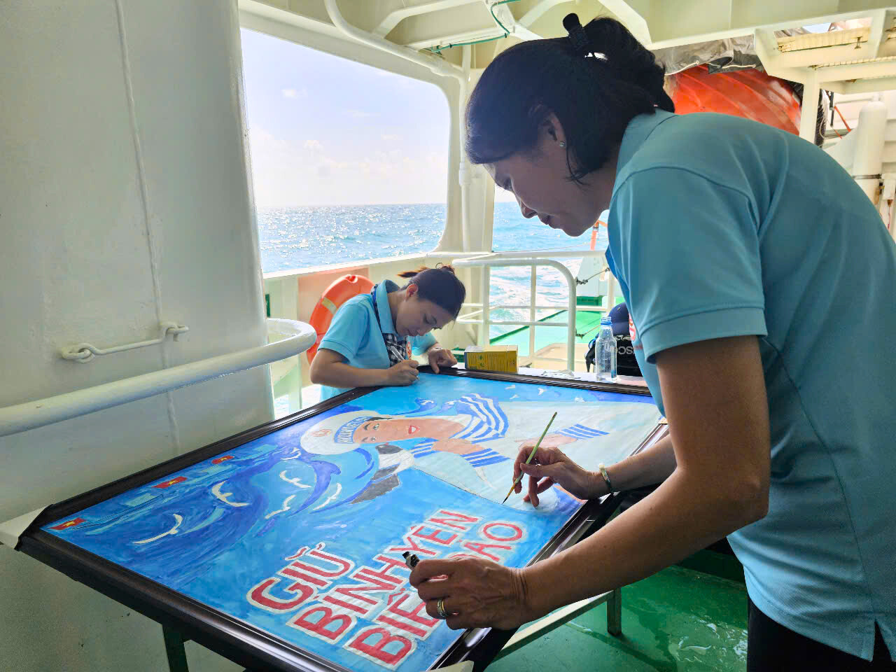 NGHĨA TÌNH TP HCM, VÌ BIỂN ĐẢO THÂN YÊU (*): Tiếp sức từ hậu phương vững chắc- Ảnh 15. NGHĨA TÌNH TP HCM, VÌ BIỂN ĐẢO THÂN YÊU (*): Tiếp sức từ hậu phương vững chắc- Ảnh 15.