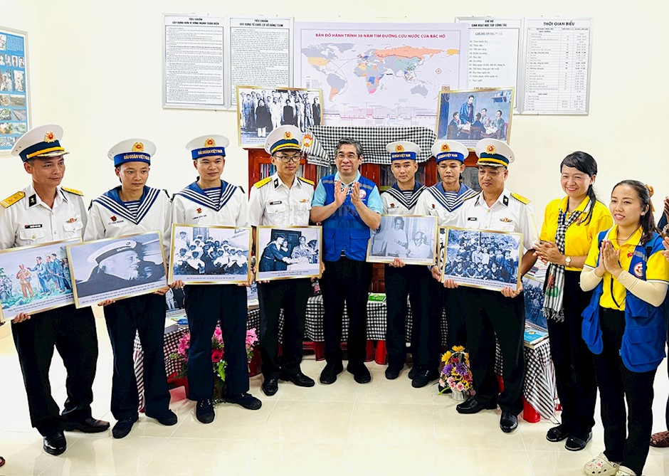 NGHĨA TÌNH TP HCM, VÌ BIỂN ĐẢO THÂN YÊU (*): Động viên kịp thời, chiến sĩ vững tin- Ảnh 8. NGHĨA TÌNH TP HCM, VÌ BIỂN ĐẢO THÂN YÊU (*): Động viên kịp thời, chiến sĩ vững tin- Ảnh 8.