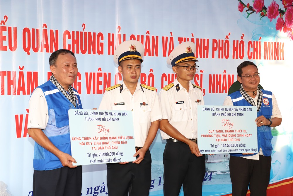 NGHĨA TÌNH TP HCM, VÌ BIỂN ĐẢO THÂN YÊU (*): Động viên kịp thời, chiến sĩ vững tin- Ảnh 12. NGHĨA TÌNH TP HCM, VÌ BIỂN ĐẢO THÂN YÊU (*): Động viên kịp thời, chiến sĩ vững tin- Ảnh 12.