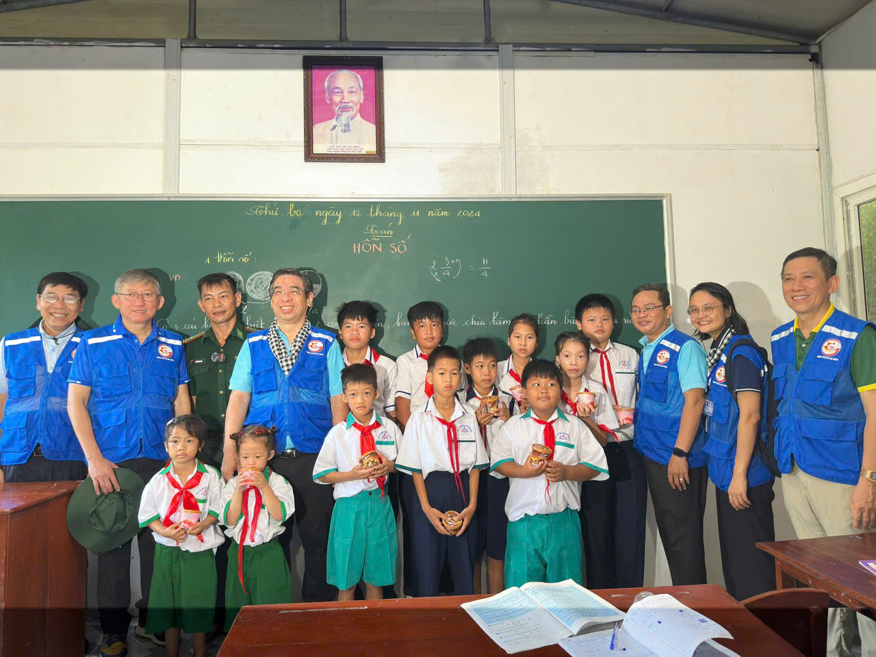 NGHĨA TÌNH TP HCM, VÌ BIỂN ĐẢO THÂN YÊU(*): Thầy giáo NGHĨA TÌNH TP HCM, VÌ BIỂN ĐẢO THÂN YÊU(*): Thầy giáo