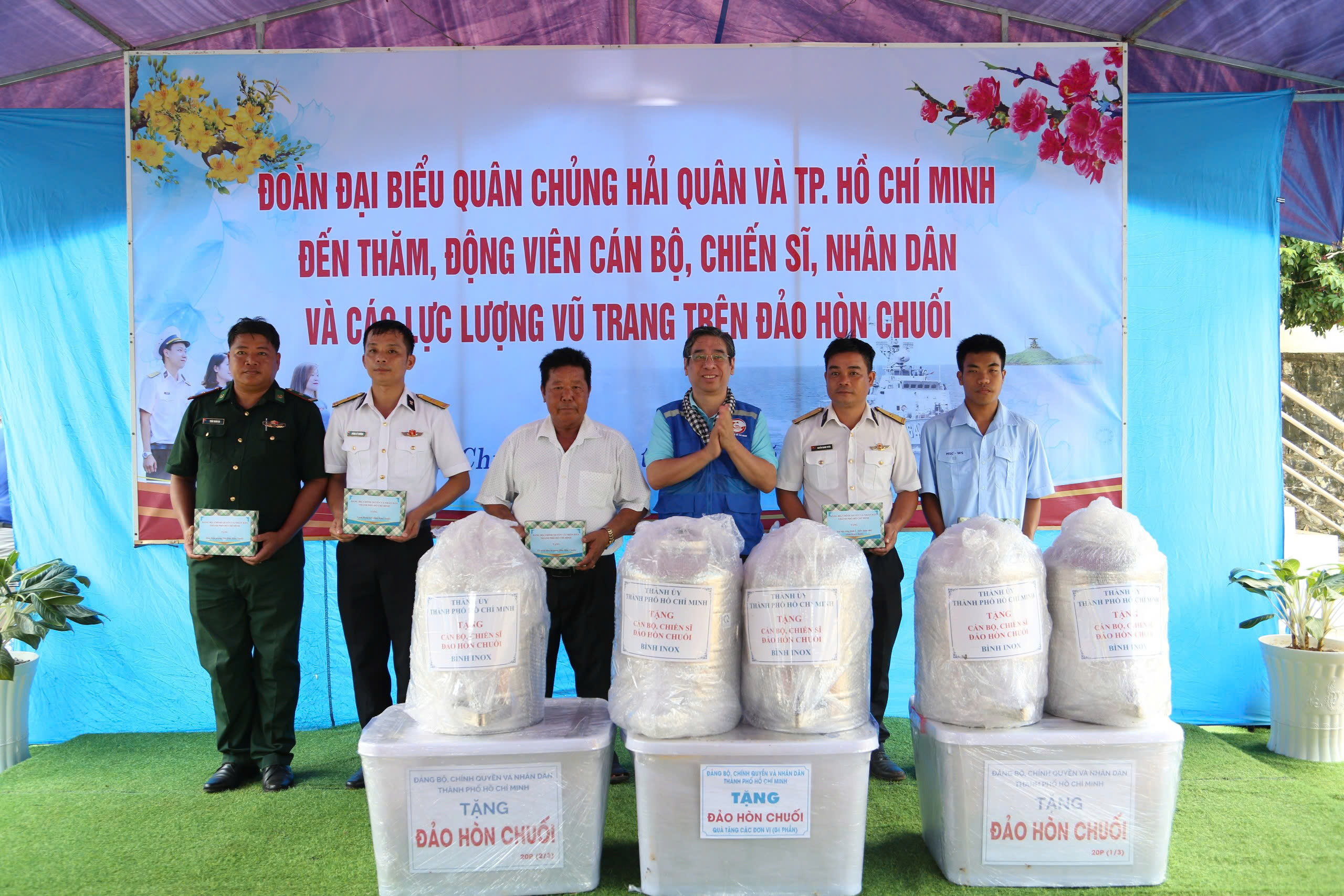 NGHĨA TÌNH TP HCM, VÌ BIỂN ĐẢO THÂN YÊU(*): Thầy giáo NGHĨA TÌNH TP HCM, VÌ BIỂN ĐẢO THÂN YÊU(*): Thầy giáo