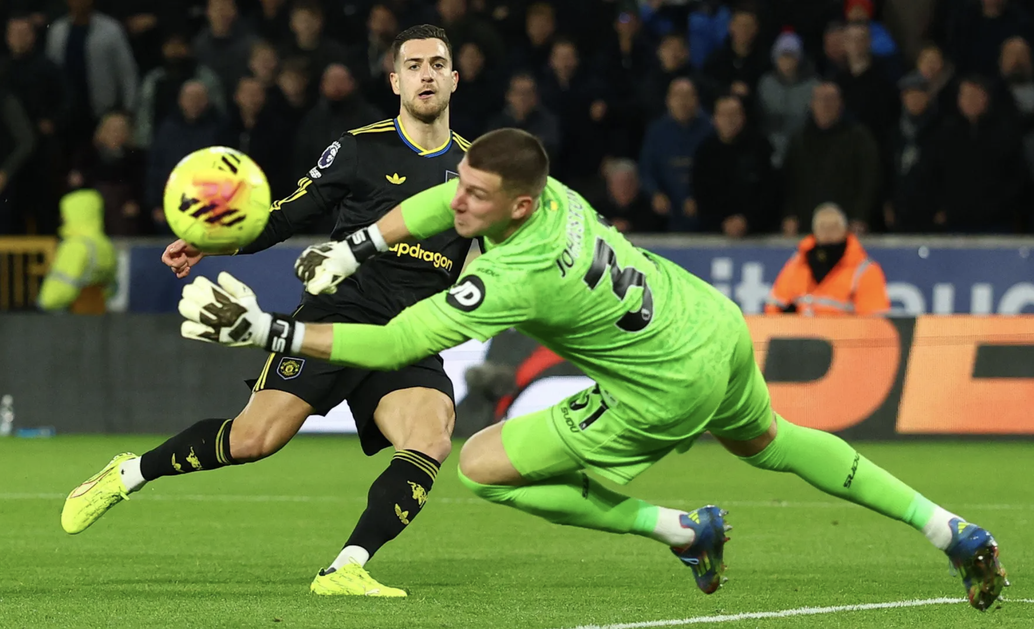 Bruno Fernandes lập cú đúp, Man United thắng tưng bừng tại Molineux 2 Bruno Fernandes lập cú đúp, Man United thắng tưng bừng tại Molineux - Ảnh 2.