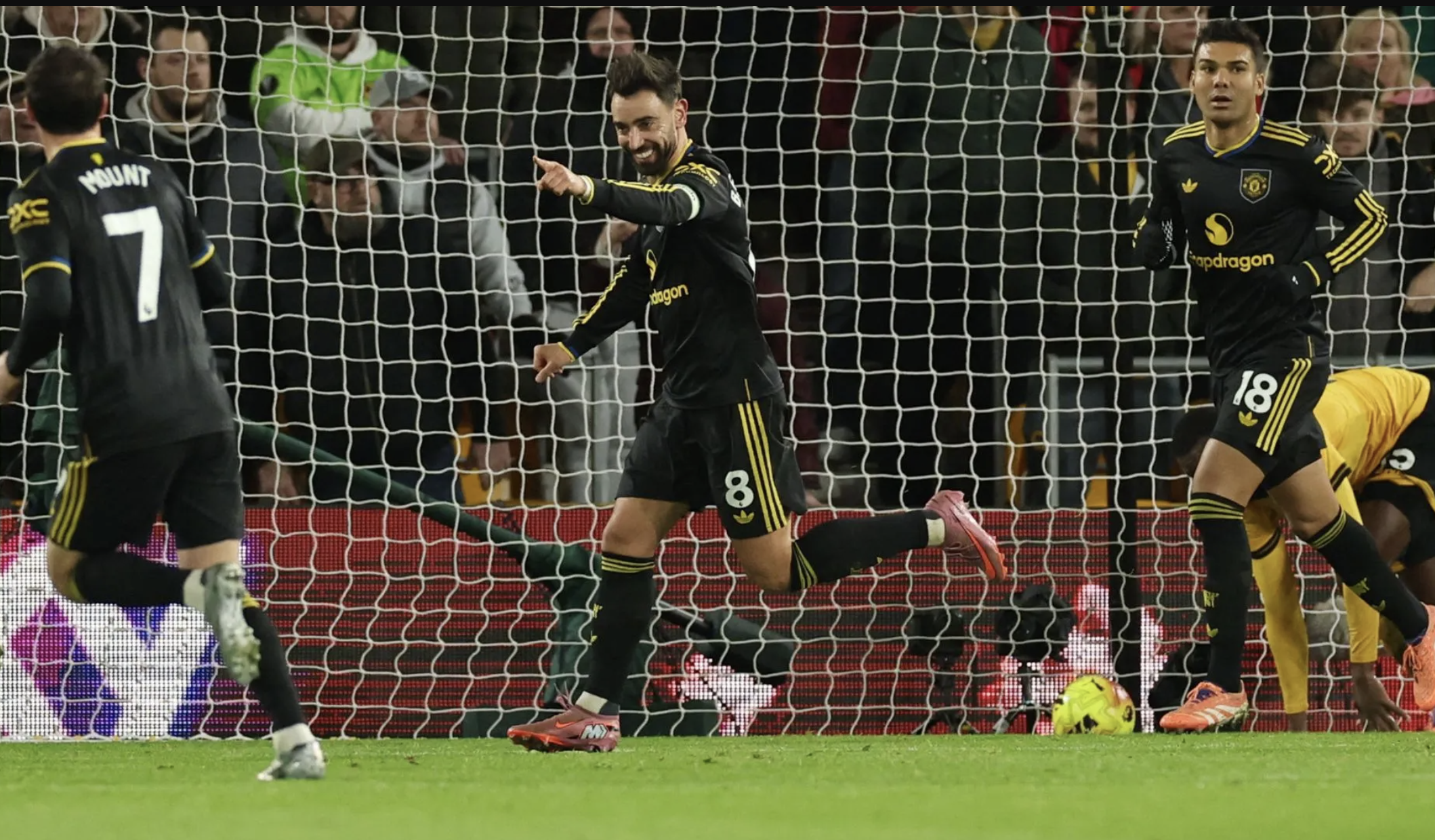 Bruno Fernandes lập cú đúp, Man United thắng tưng bừng tại Molineux 3 Bruno Fernandes lập cú đúp, Man United thắng tưng bừng tại Molineux - Ảnh 3.