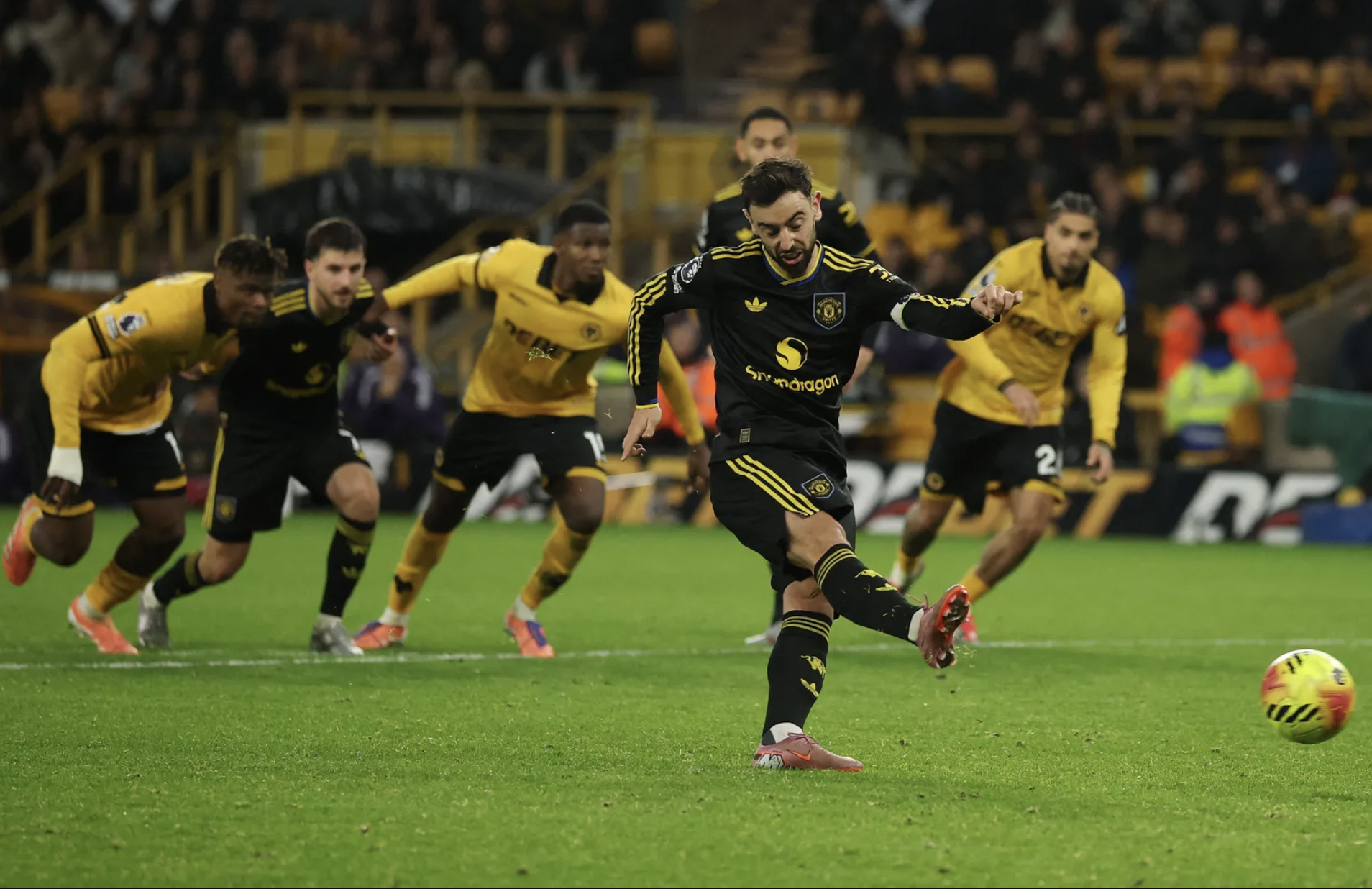 Bruno Fernandes lập cú đúp, Man United thắng tưng bừng tại Molineux 7 Bruno Fernandes lập cú đúp, Man United thắng tưng bừng tại Molineux - Ảnh 7.