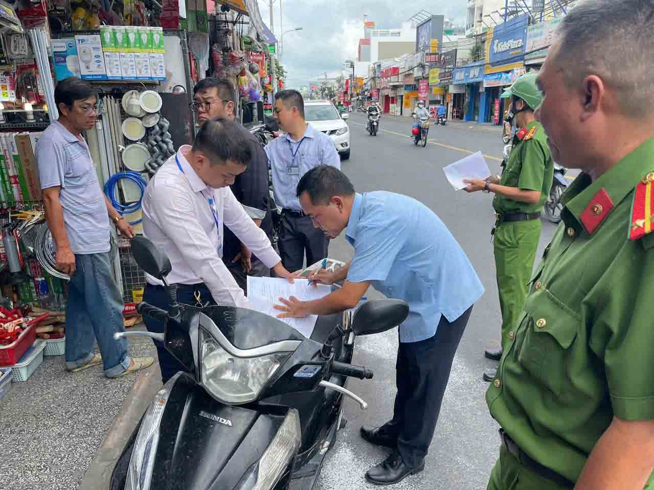 Công an tham gia xử lý lấn chiếm vỉa hè , lòng đường tại TP . HCM - Ảnh 1. Công an tham gia xử lý lấn chiếm vỉa hè , lòng đường tại TP . HCM - Ảnh 1.