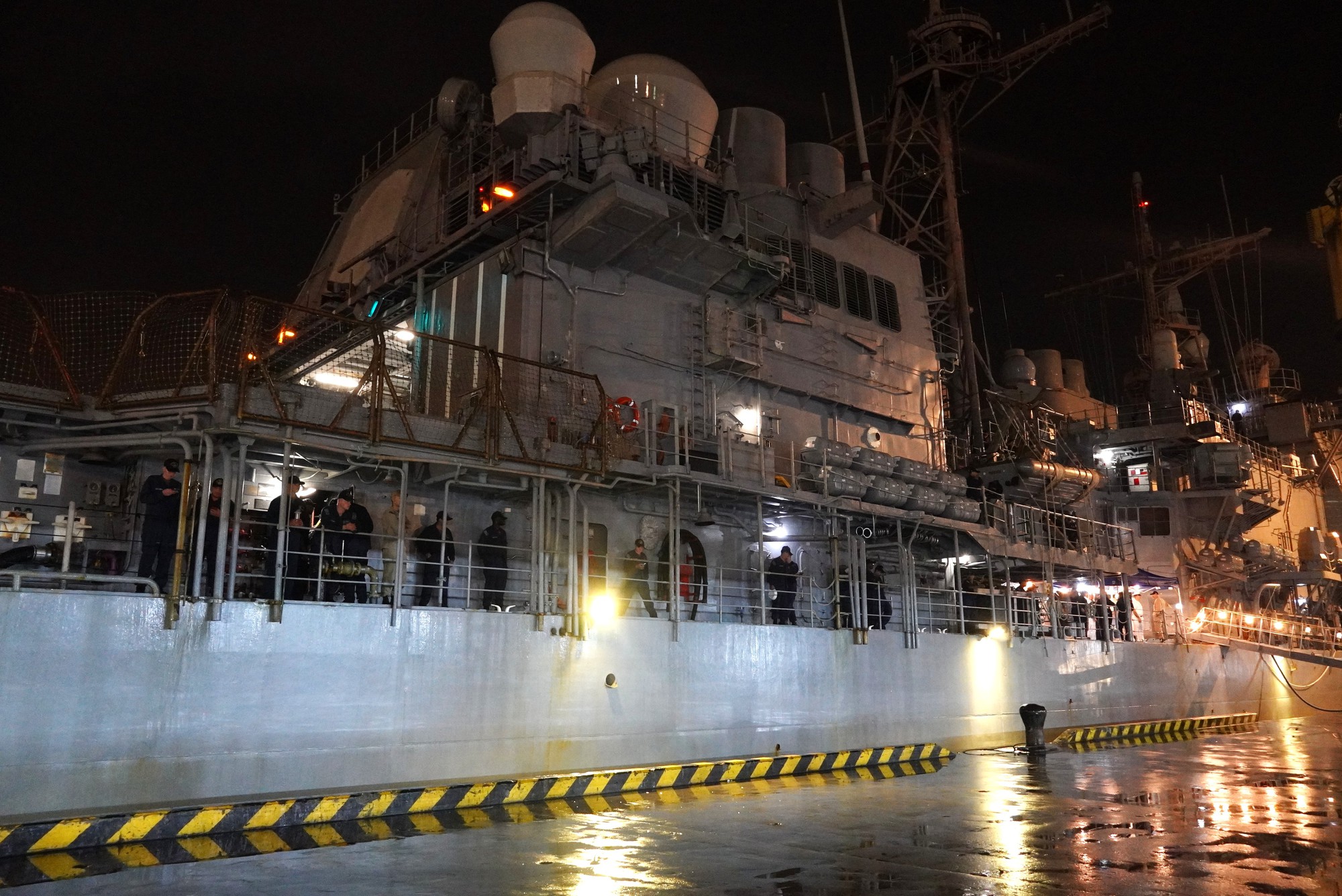 Tàu Hải quân Mỹ USS Tripoli và USS Robert Smalls cập cảng Đà Nẵng - Ảnh 2. Tàu Hải quân Mỹ USS Tripoli và USS Robert Smalls cập cảng Đà Nẵng - Ảnh 2.