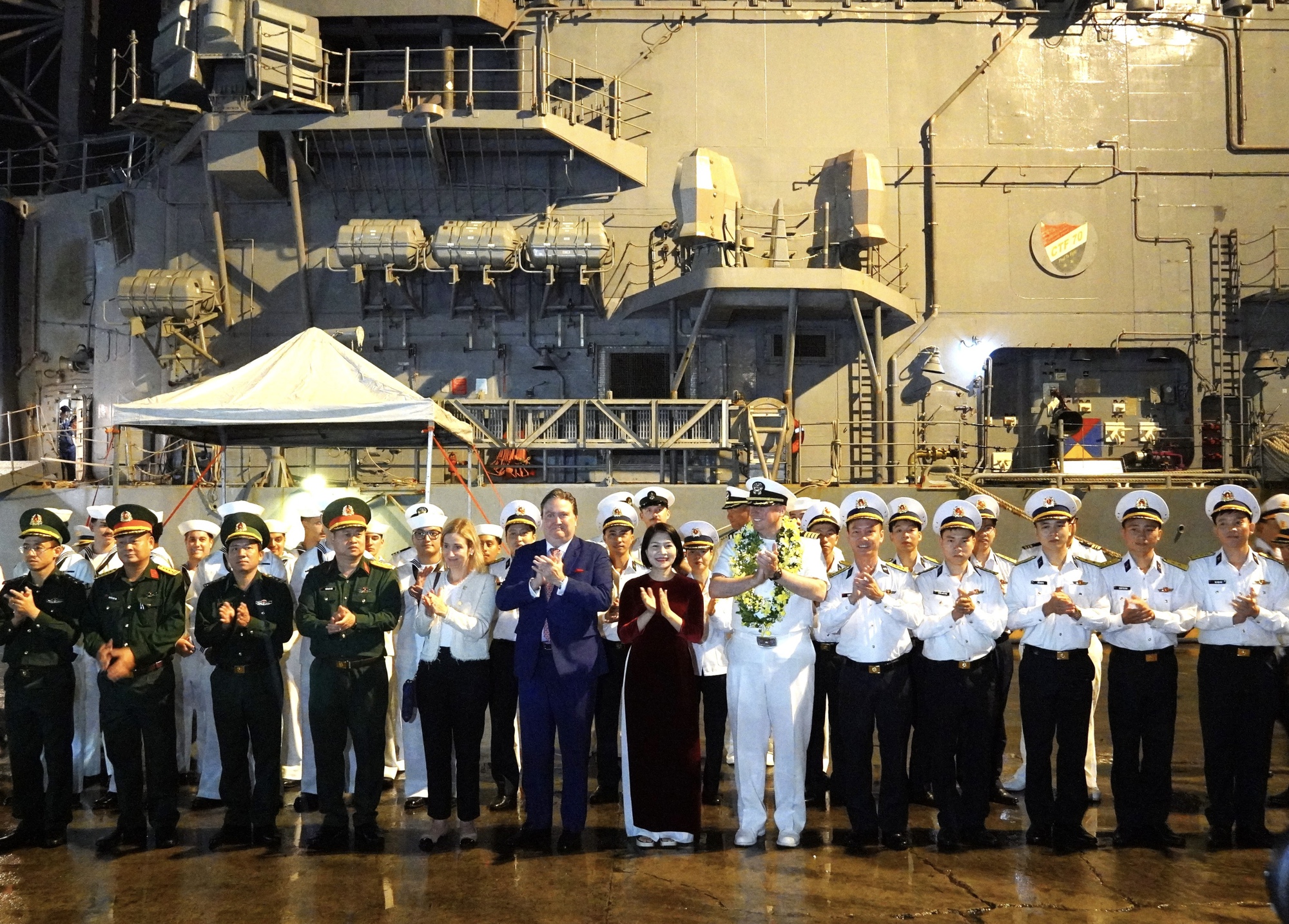 Tàu Hải quân Mỹ USS Tripoli và USS Robert Smalls cập cảng Đà Nẵng - Ảnh 3. Tàu Hải quân Mỹ USS Tripoli và USS Robert Smalls cập cảng Đà Nẵng - Ảnh 3.