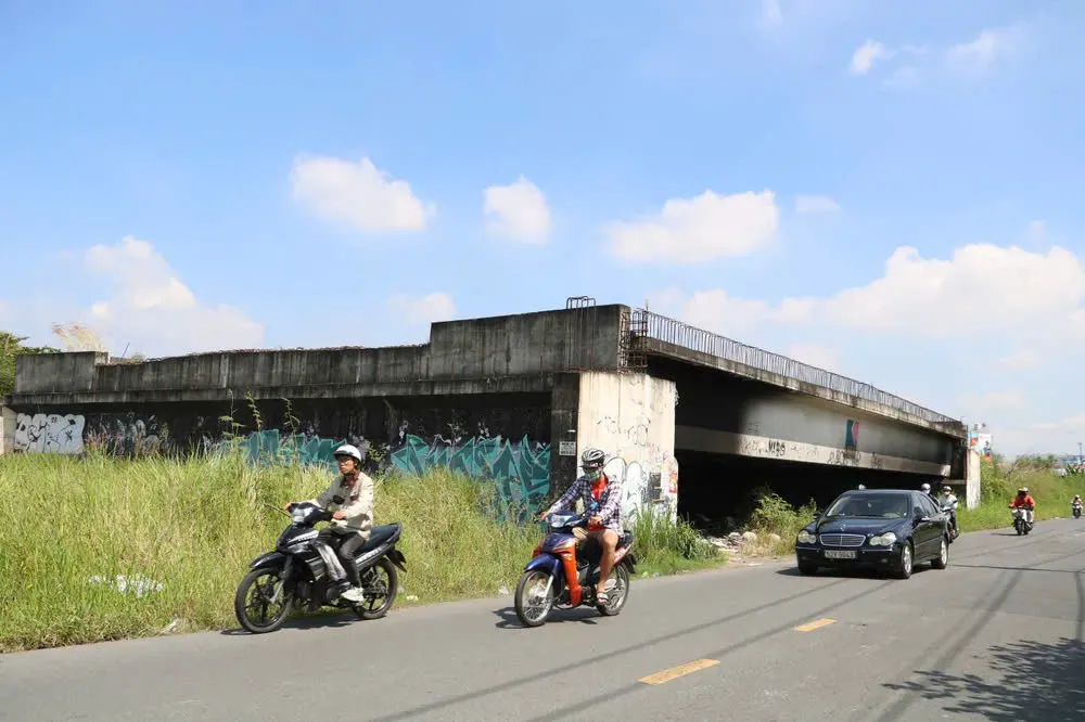 Cầu số 8 trên đường Trần Bạch Đằng, một trong những hạng mục trong dự án bốn tuyến đường chính trong khu Thủ Thiêm (dự án BT) dang dở nhiều năm nay. Ảnh: NHƯ NGỌC P2-3-hinh 2.jpg