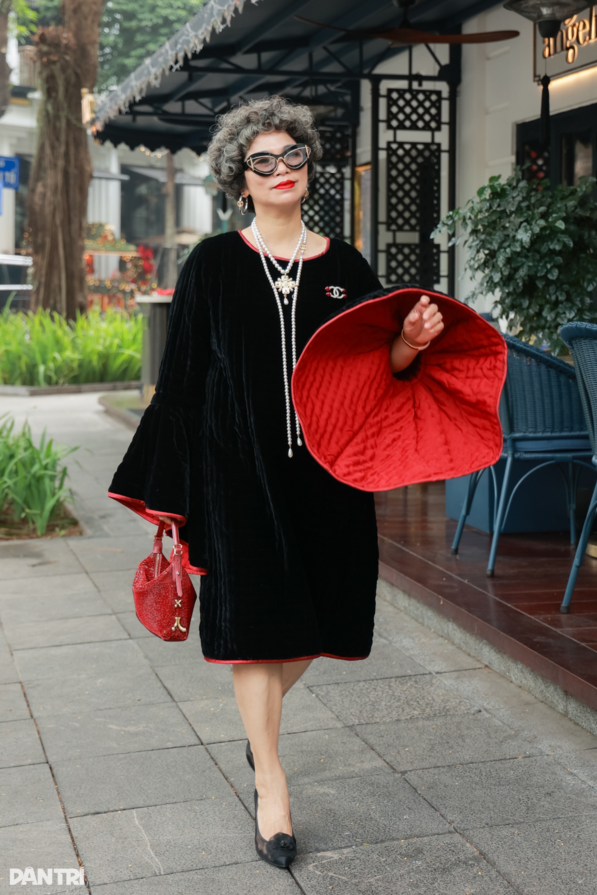 Quý cô tóc bạc Hà Nội diện áo chần bông, chơi túi hàng hiệu trăm triệu đồng - 2 Quý cô tóc bạc Hà Nội diện áo chần bông, chơi túi hàng hiệu trăm triệu đồng - 2