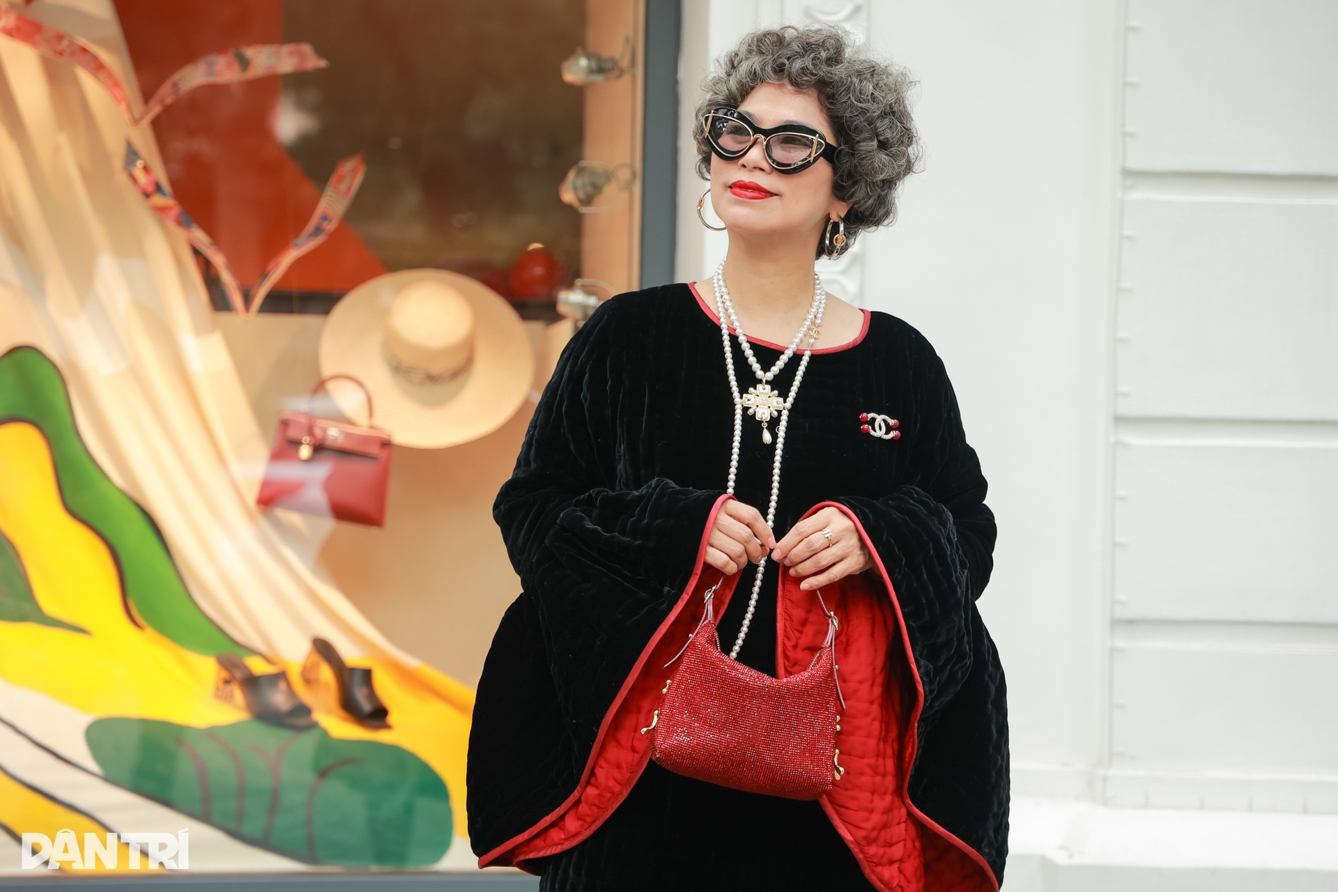 Quý cô tóc bạc Hà Nội diện áo chần bông, chơi túi hàng hiệu trăm triệu đồng - 3 Quý cô tóc bạc Hà Nội diện áo chần bông, chơi túi hàng hiệu trăm triệu đồng - 3