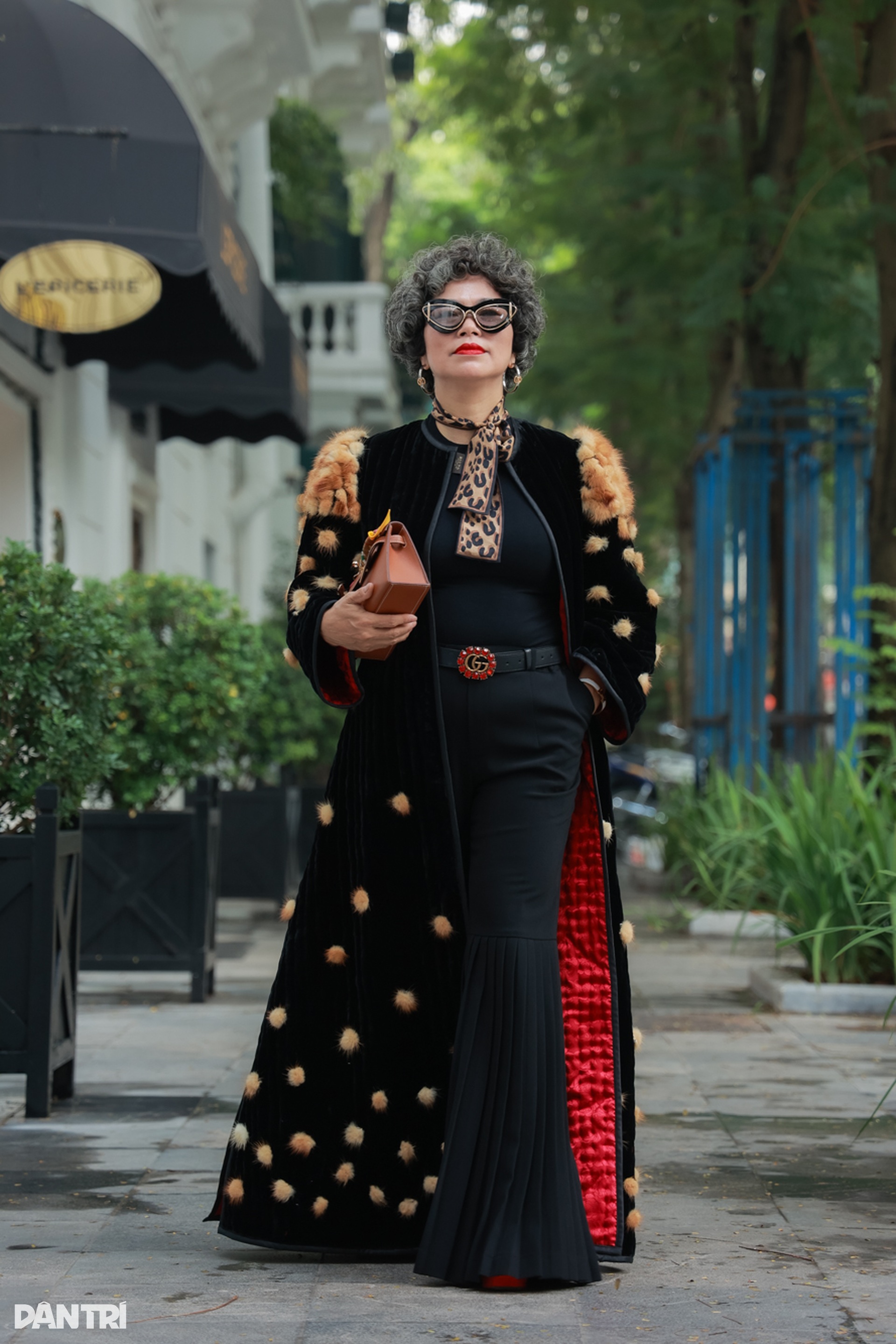 Quý cô tóc bạc Hà Nội diện áo chần bông, chơi túi hàng hiệu trăm triệu đồng - 4 Quý cô tóc bạc Hà Nội diện áo chần bông, chơi túi hàng hiệu trăm triệu đồng - 4