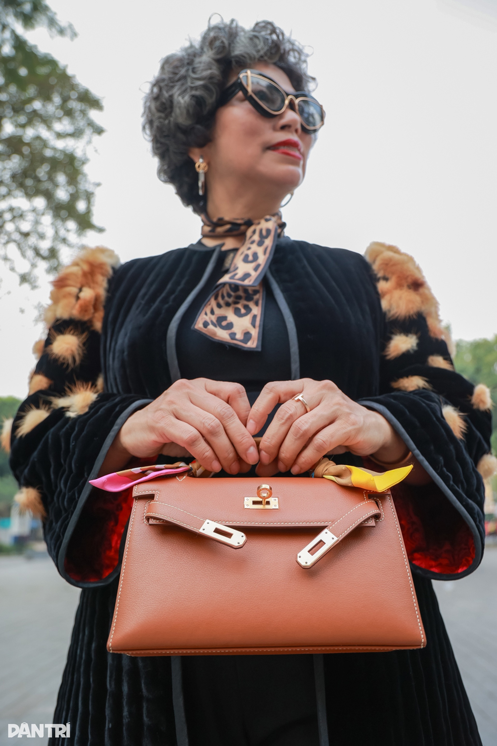 Quý cô tóc bạc Hà Nội diện áo chần bông, chơi túi hàng hiệu trăm triệu đồng - 5 Quý cô tóc bạc Hà Nội diện áo chần bông, chơi túi hàng hiệu trăm triệu đồng - 5