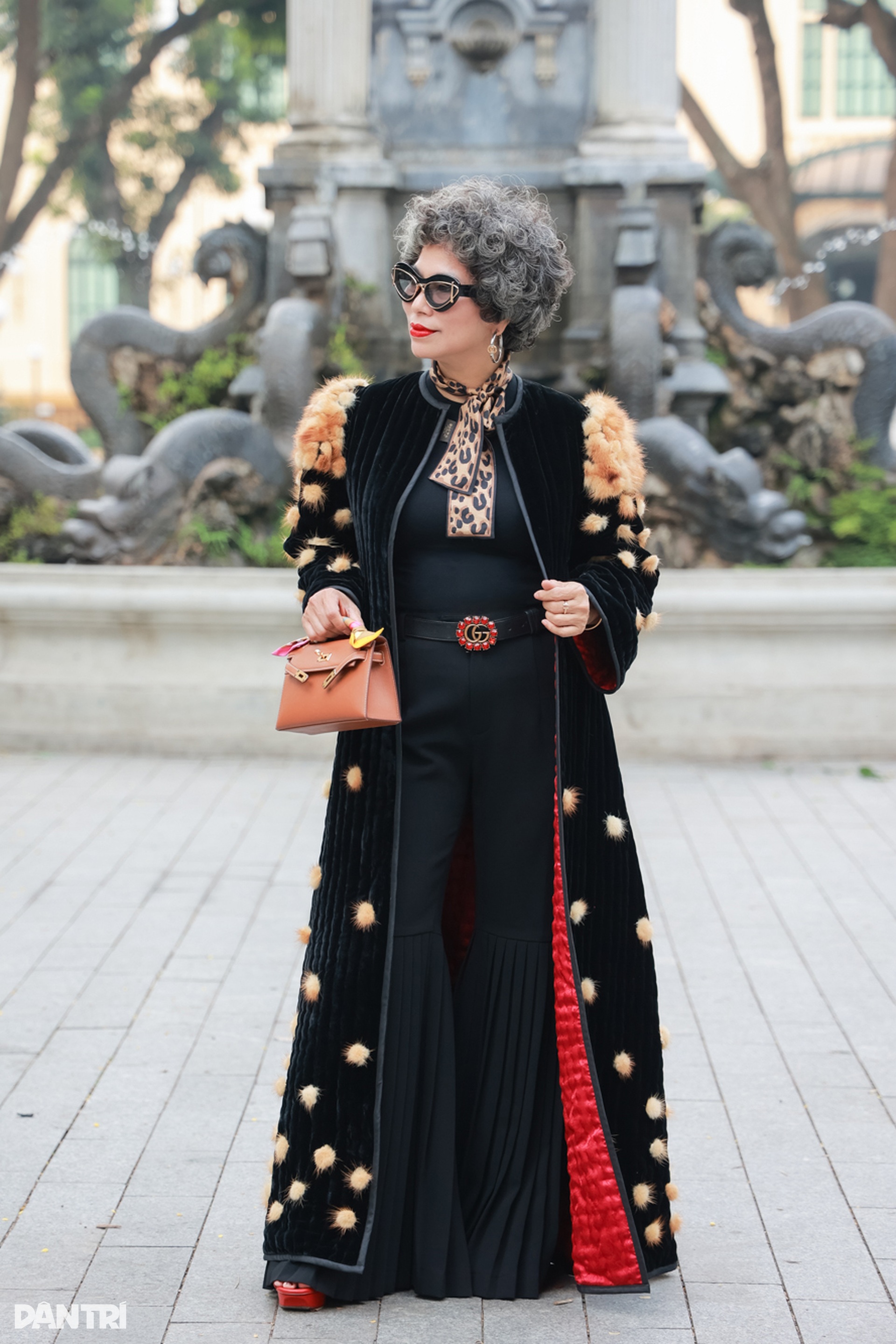 Quý cô tóc bạc Hà Nội diện áo chần bông, chơi túi hàng hiệu trăm triệu đồng - 8 Quý cô tóc bạc Hà Nội diện áo chần bông, chơi túi hàng hiệu trăm triệu đồng - 8