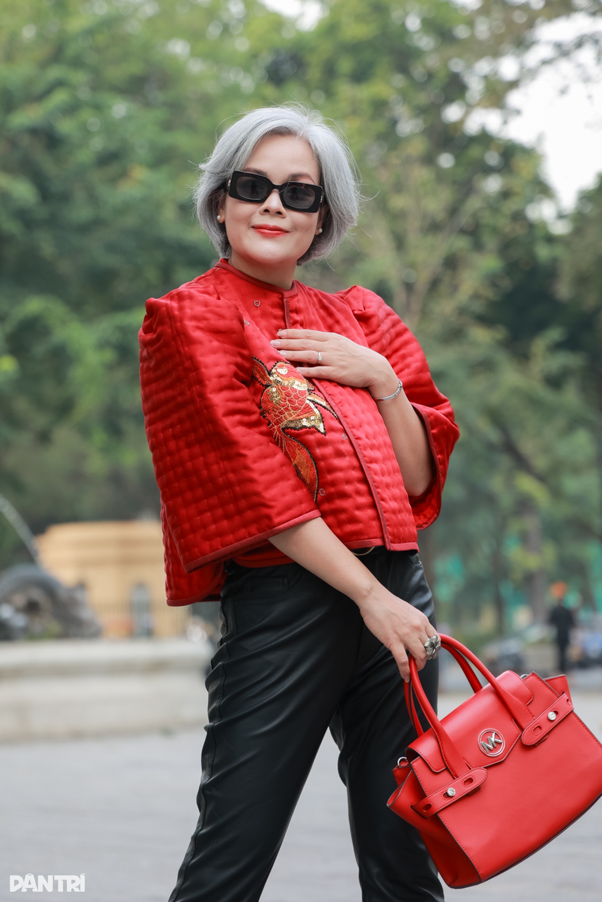 Quý cô tóc bạc Hà Nội diện áo chần bông, chơi túi hàng hiệu trăm triệu đồng - 11 Quý cô tóc bạc Hà Nội diện áo chần bông, chơi túi hàng hiệu trăm triệu đồng - 11