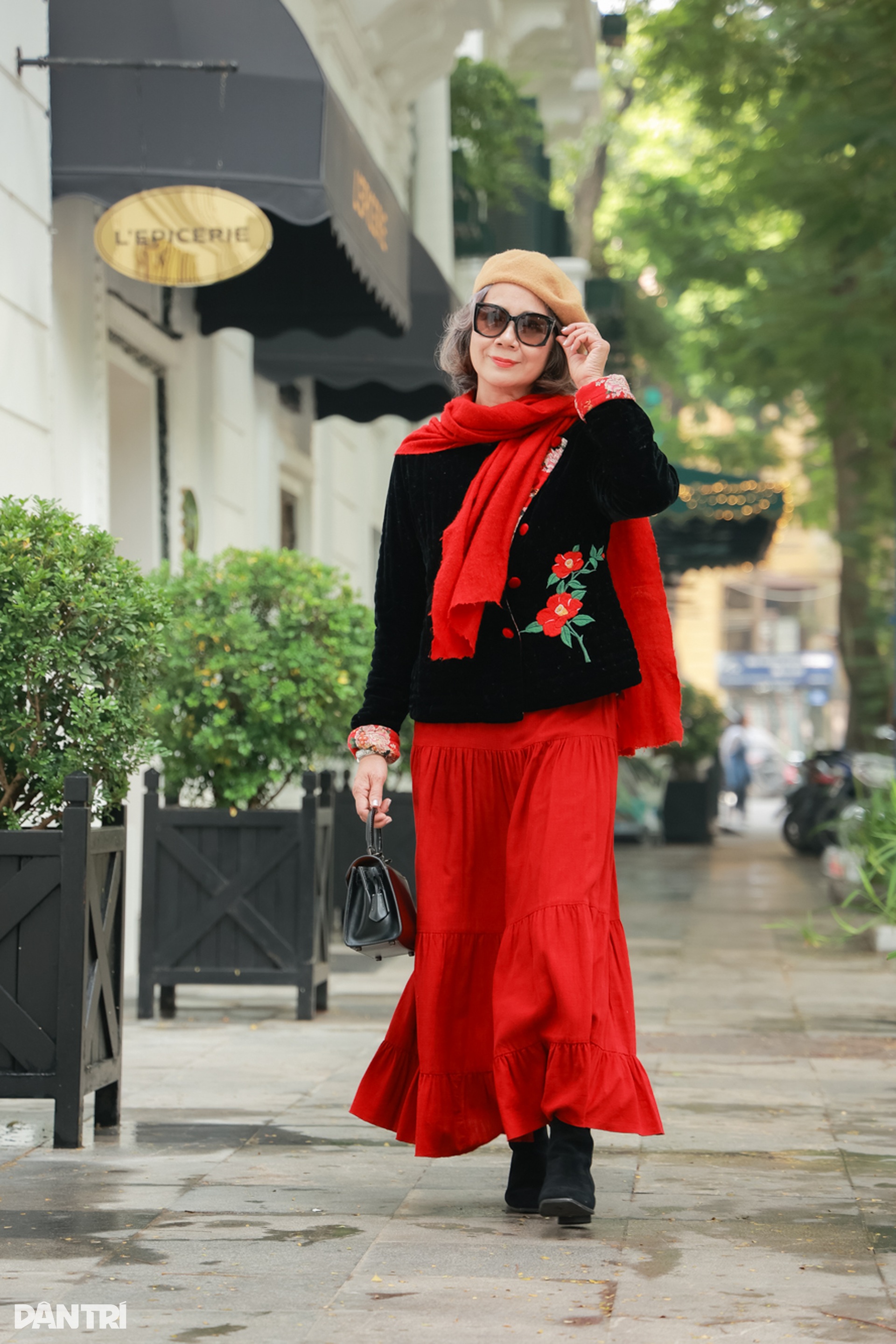 Quý cô tóc bạc Hà Nội diện áo chần bông, chơi túi hàng hiệu trăm triệu đồng - 13 Quý cô tóc bạc Hà Nội diện áo chần bông, chơi túi hàng hiệu trăm triệu đồng - 13