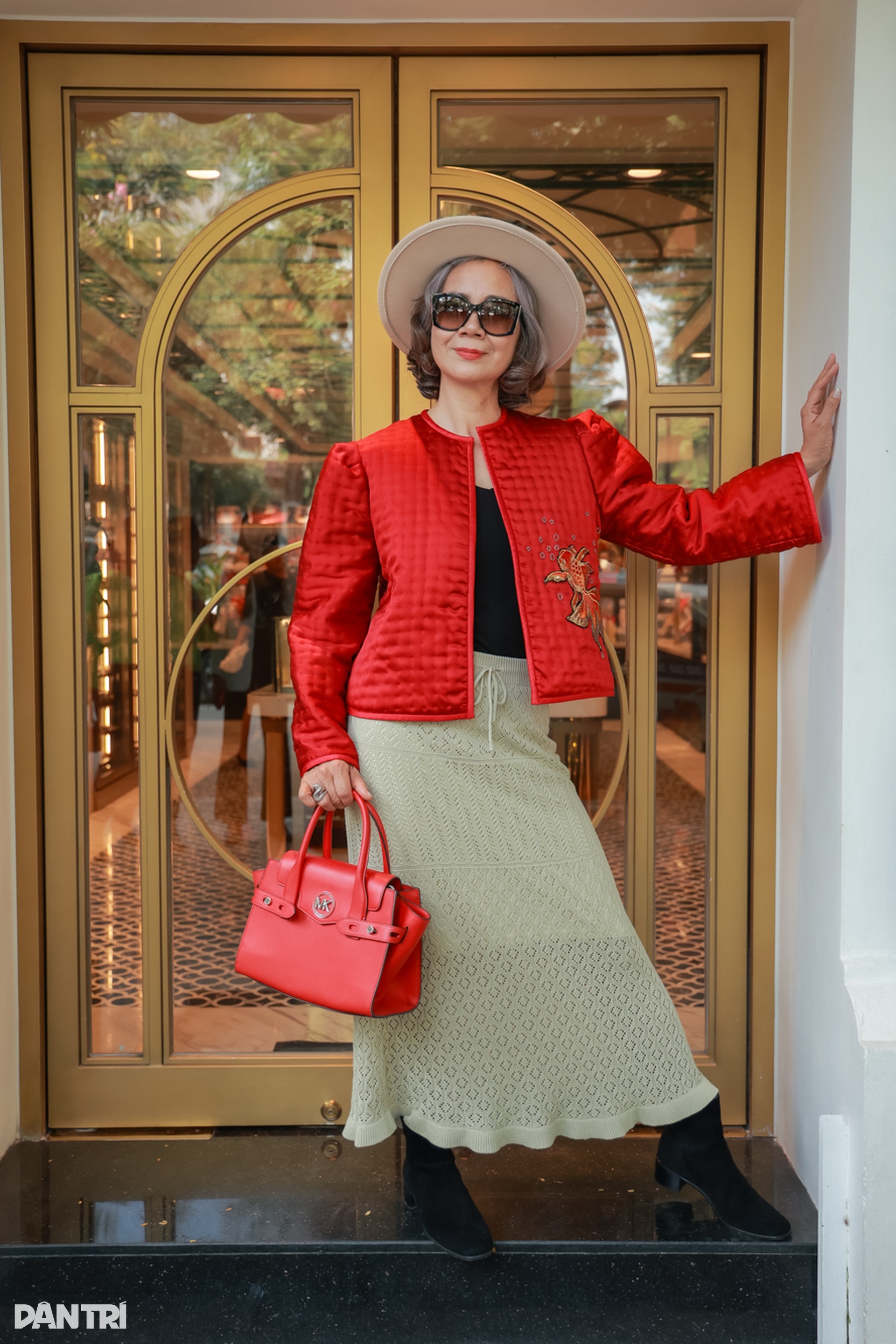 Quý cô tóc bạc Hà Nội diện áo chần bông, chơi túi hàng hiệu trăm triệu đồng - 15 Quý cô tóc bạc Hà Nội diện áo chần bông, chơi túi hàng hiệu trăm triệu đồng - 15