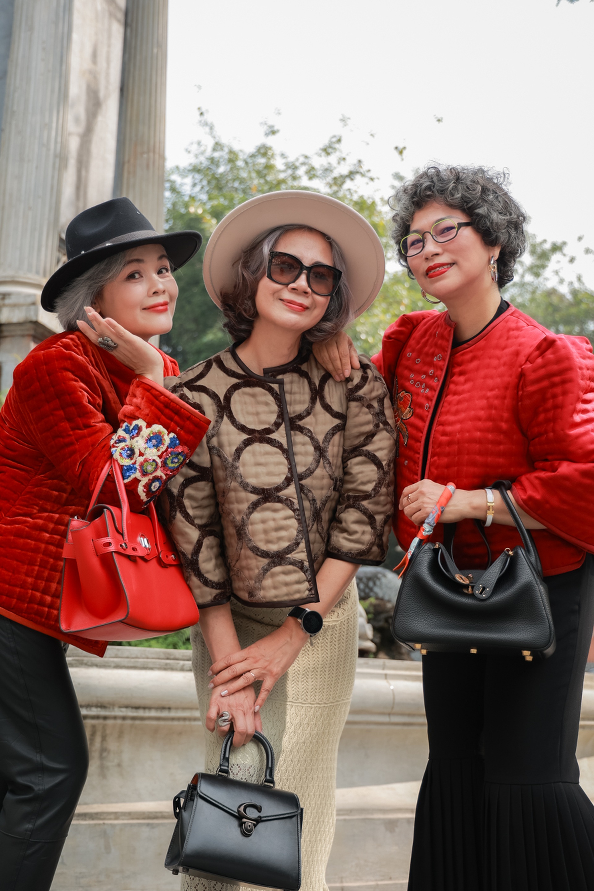 Quý cô tóc bạc Hà Nội diện áo chần bông, chơi túi hàng hiệu trăm triệu đồng - 17 Quý cô tóc bạc Hà Nội diện áo chần bông, chơi túi hàng hiệu trăm triệu đồng - 17