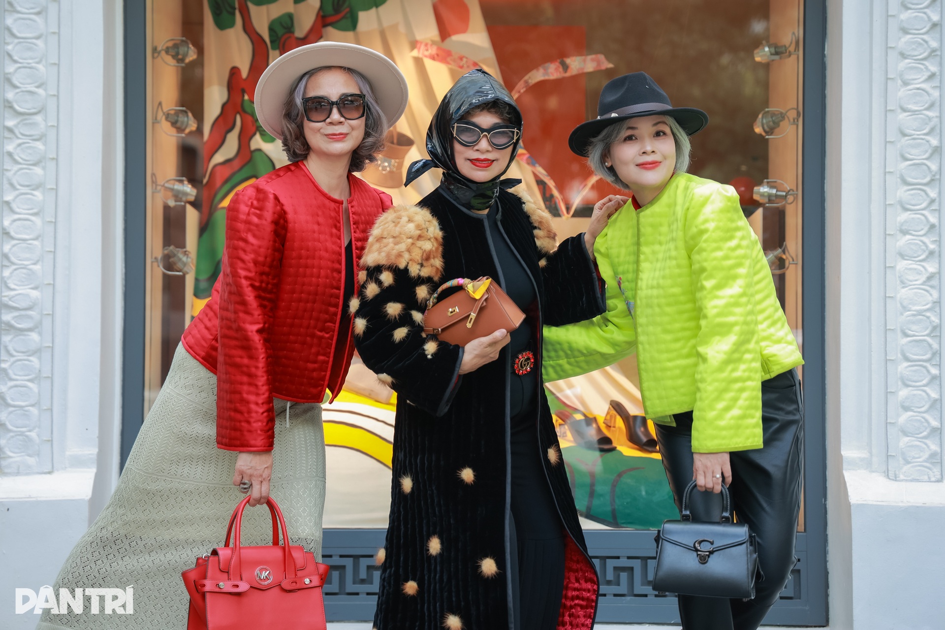 Quý cô tóc bạc Hà Nội diện áo chần bông, chơi túi hàng hiệu trăm triệu đồng - 19 Quý cô tóc bạc Hà Nội diện áo chần bông, chơi túi hàng hiệu trăm triệu đồng - 19