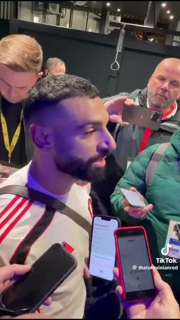 Trợ lý truyền thông của Liverpool bất lực khi Salah công kích CLB