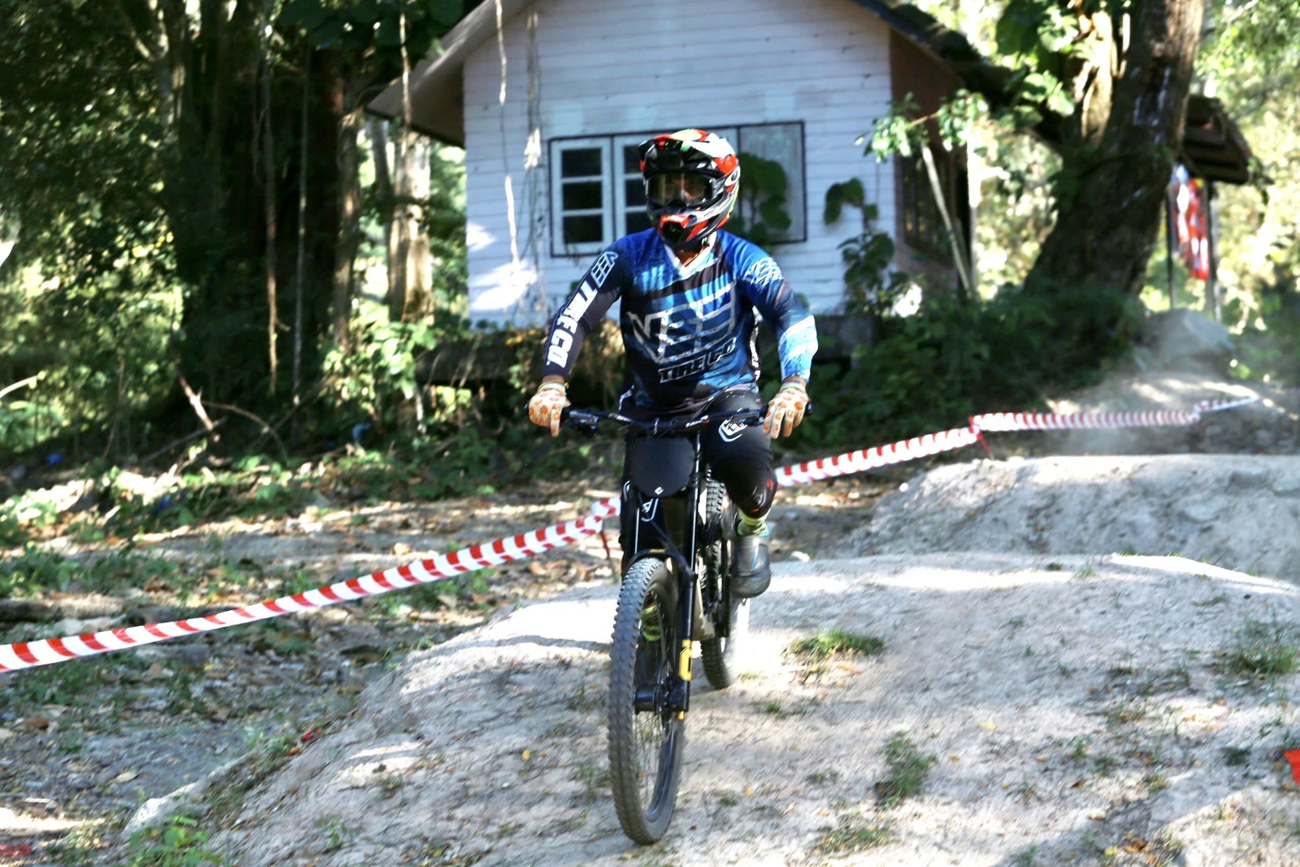 Thái Lan làm đường đua địa hình trong sở thú, cua rơ Việt Nam gặp khó- Ảnh 3.