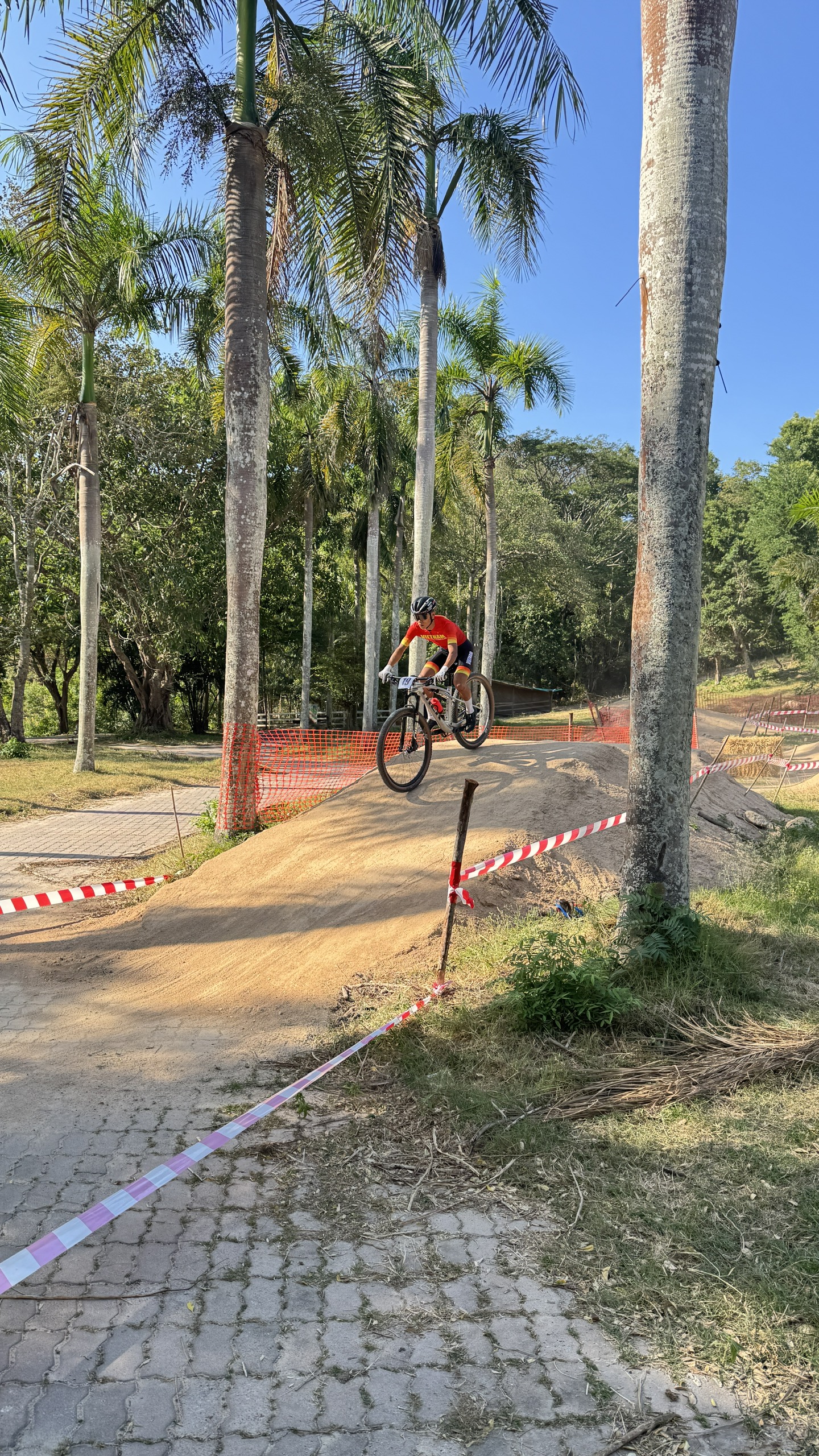 Thái Lan làm đường đua địa hình trong sở thú, cua rơ Việt Nam gặp khó- Ảnh 5.