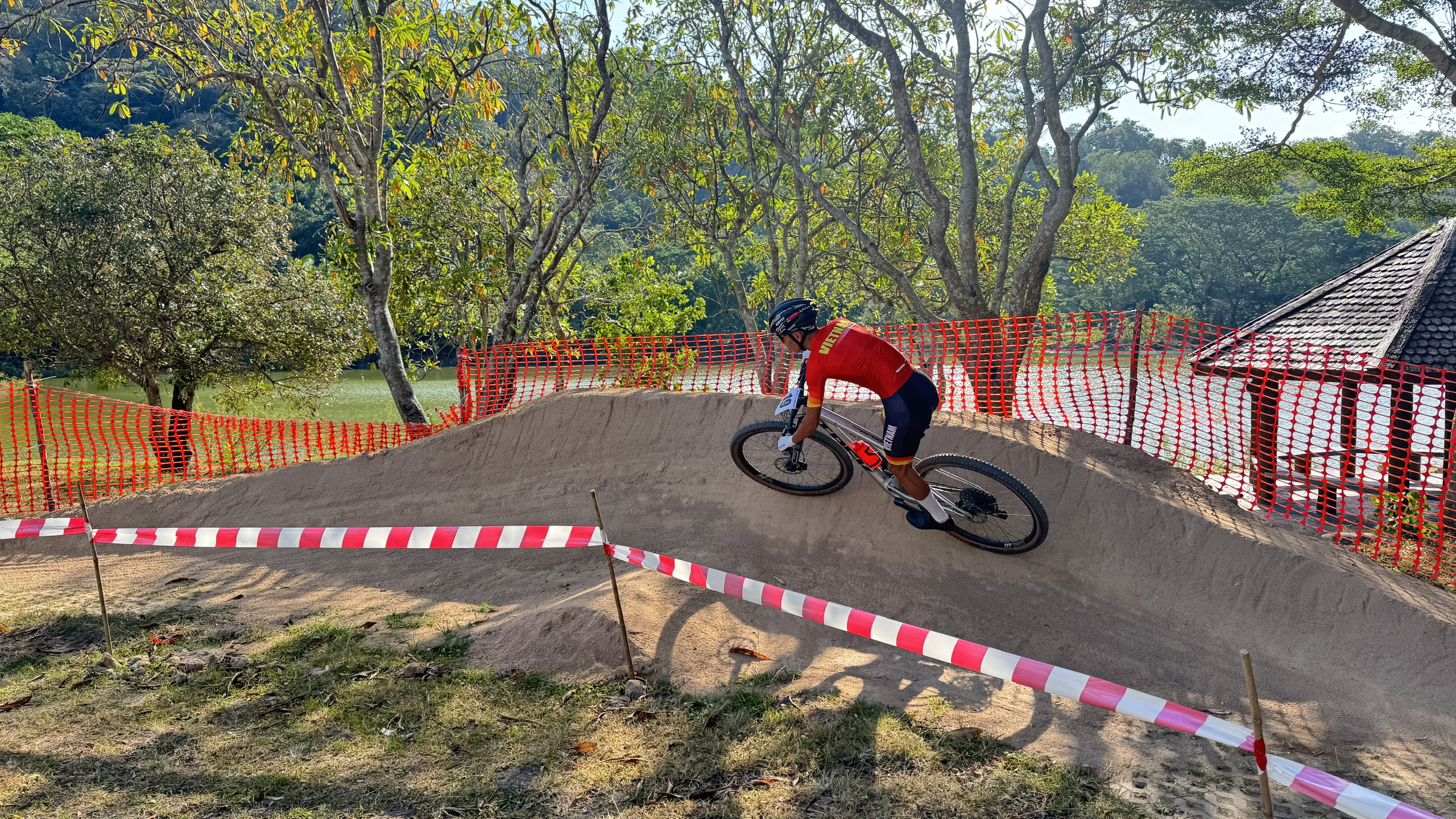 Thái Lan làm đường đua địa hình trong sở thú, cua rơ Việt Nam gặp khó- Ảnh 6.