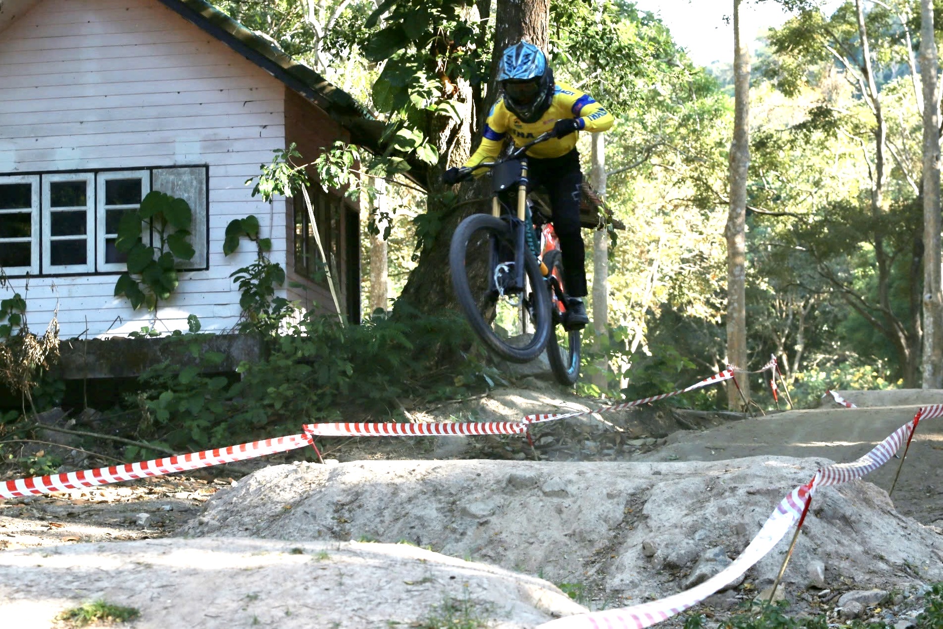 Thái Lan làm đường đua địa hình trong sở thú, cua rơ Việt Nam gặp khó- Ảnh 8.