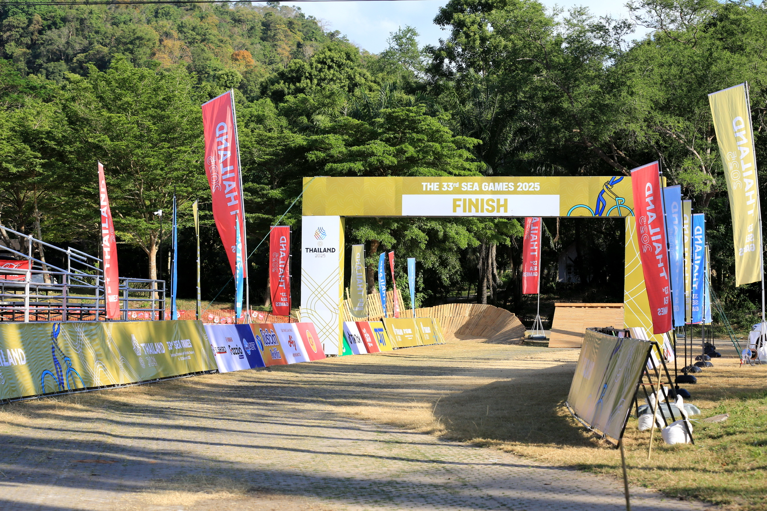 Thái Lan làm đường đua địa hình trong sở thú, cua rơ Việt Nam gặp khó- Ảnh 9.