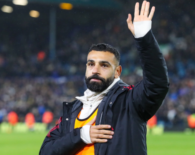Salah vẫy tay chào người hâm mộ sau trận Liverpool hòa Leeds 3-3 trên sân Elland Road, thành phố Leeds, Vương quốc Anh, vòng 15 Ngoại hạng Anh tối 6/12/2025. Ảnh: Shutterstock