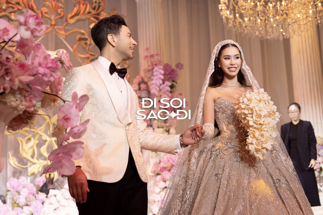 Đám cưới nhà tỷ phú khiến dân tình mãn nhãn: Người mặc sến lại rất sang, người đơn giản thì lại quá tinh tế- Ảnh 4. Đám cưới nhà tỷ phú khiến dân tình mãn nhãn: Người mặc sến lại rất sang, người đơn giản thì lại quá tinh tế- Ảnh 4.