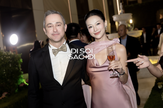 Đám cưới nhà tỷ phú khiến dân tình mãn nhãn: Người mặc sến lại rất sang, người đơn giản thì lại quá tinh tế- Ảnh 10. Đám cưới nhà tỷ phú khiến dân tình mãn nhãn: Người mặc sến lại rất sang, người đơn giản thì lại quá tinh tế- Ảnh 10.